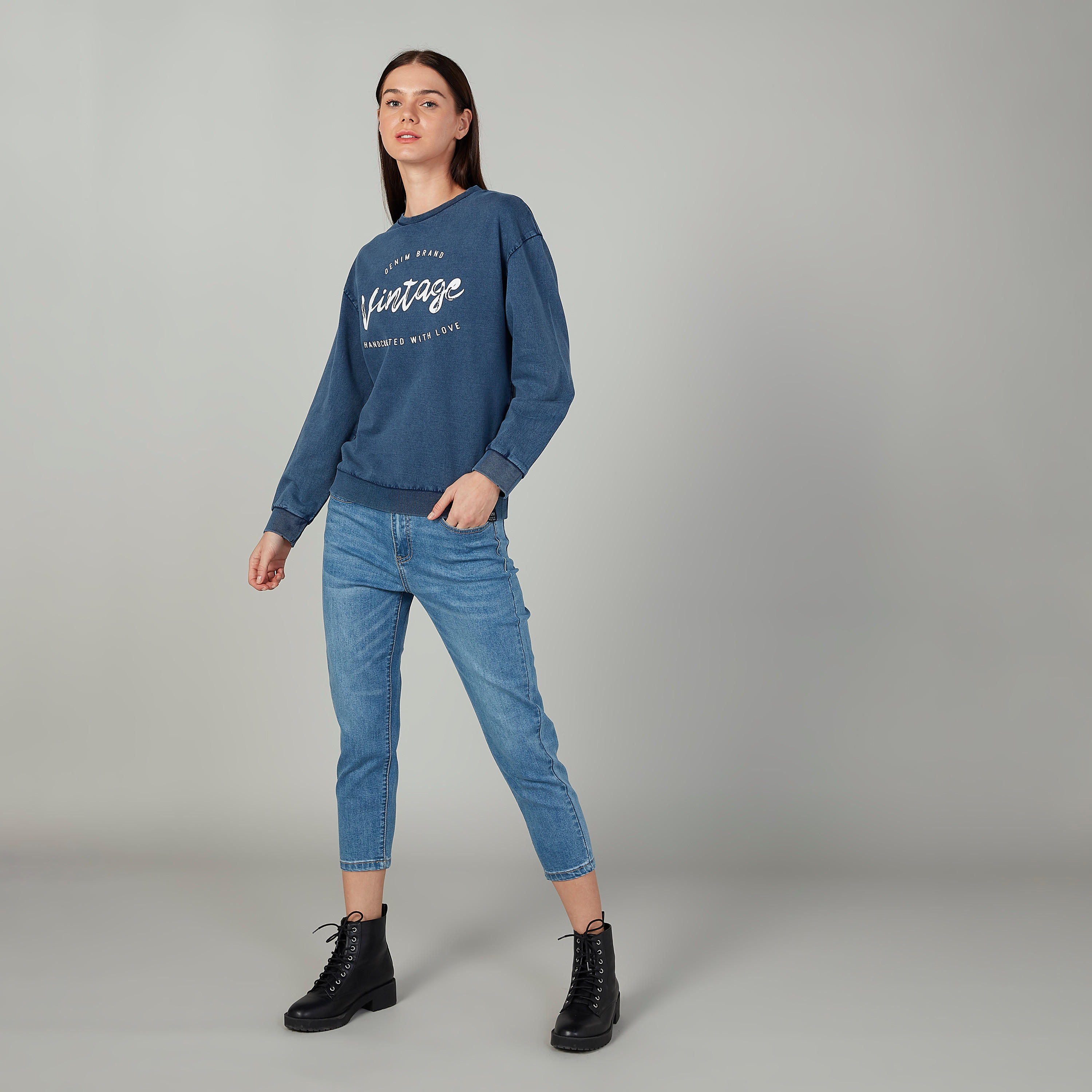 سويت شيرت بياقة مستديرة وأكمام طويلة وطبعات-women-winterwear-hoodiesandsweatshirts-hoodies-image-3