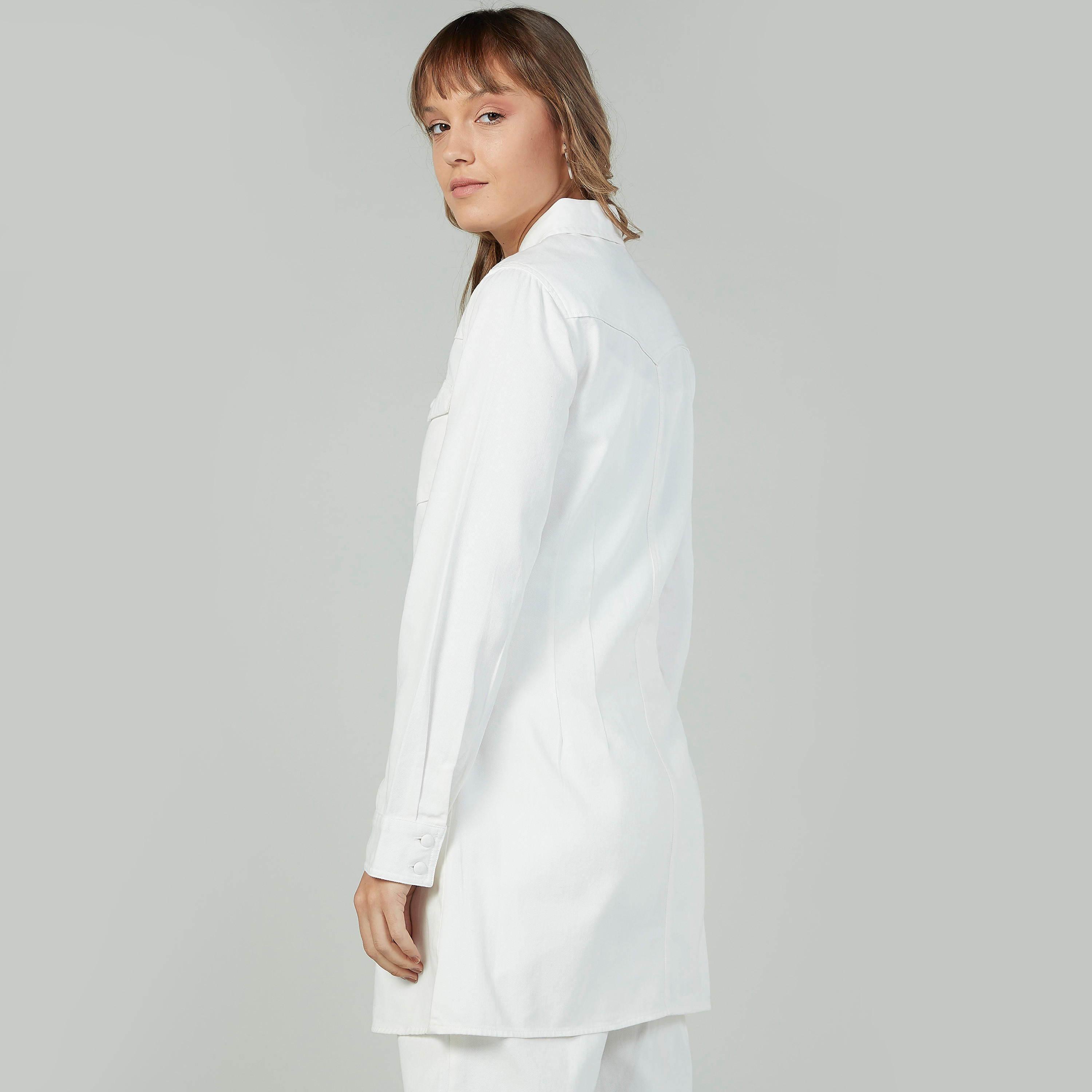 قميص طويل فضفاض سادة بياقة عاديّة وأكمام طويلة-women-clothing-shirtsandblouses-shirts-image-4