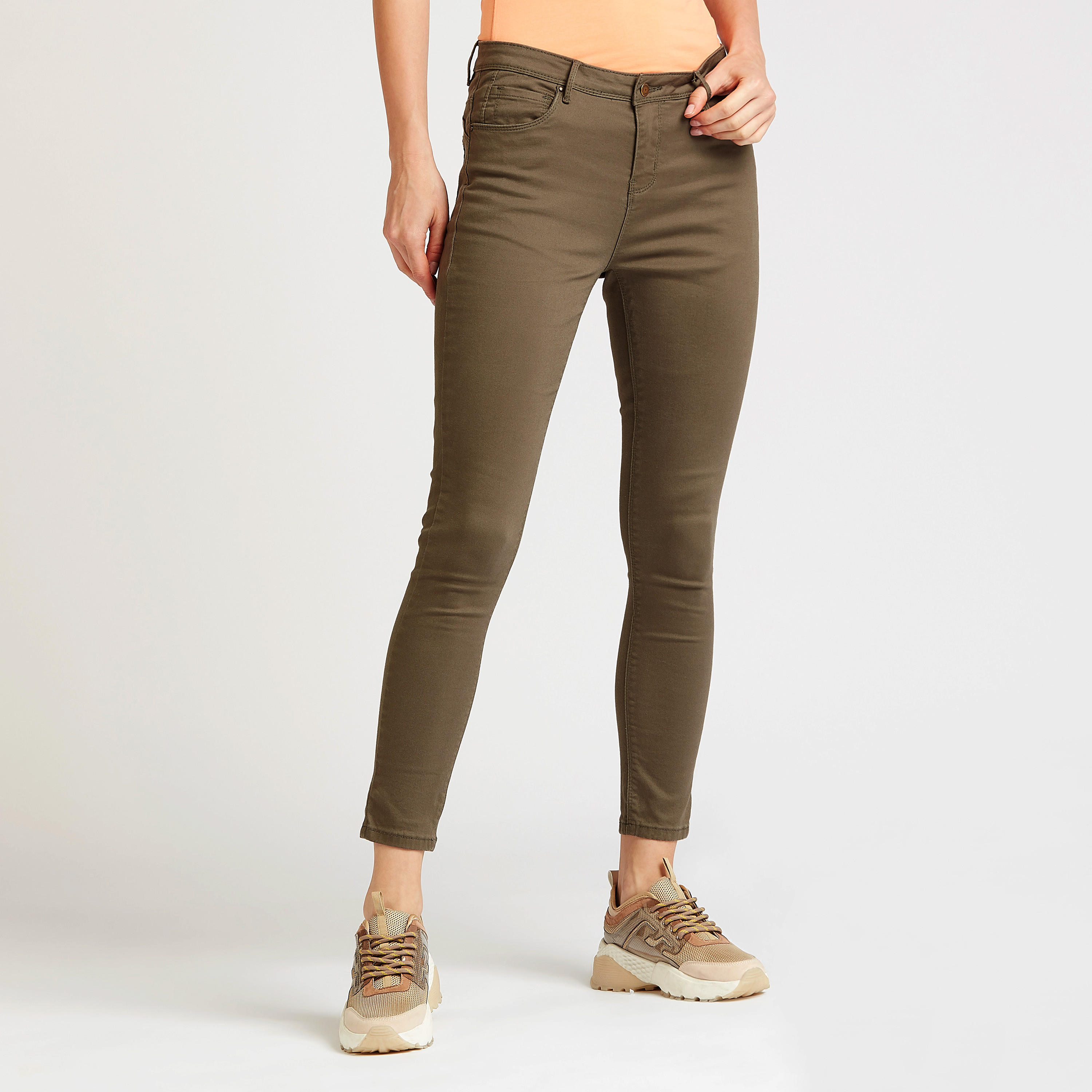 بنطلون جينز سادة سكيني بخصر متوسط الارتفاع وحلقات حزام وجيوب-women-clothing-bottoms-jeans-image-1