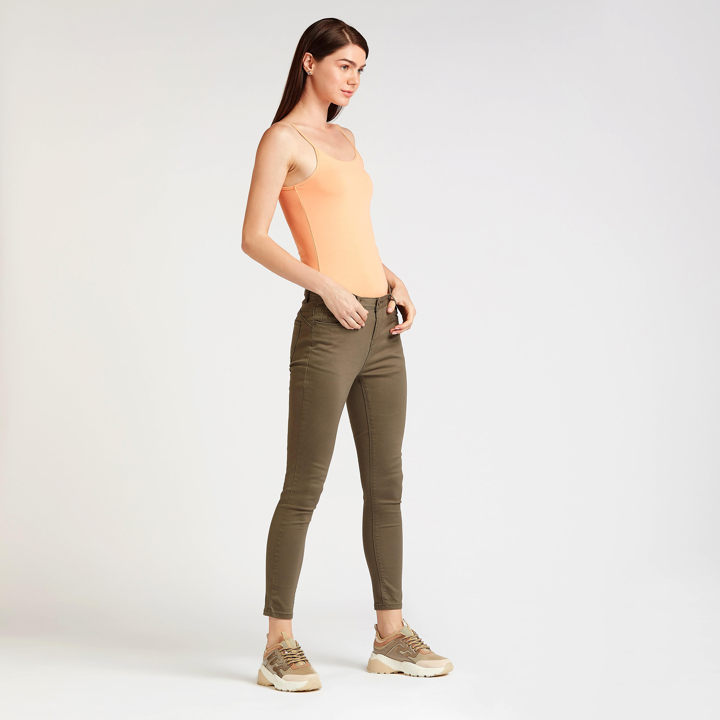 بنطلون جينز سادة سكيني بخصر متوسط الارتفاع وحلقات حزام وجيوب-women-clothing-bottoms-jeans-image-2