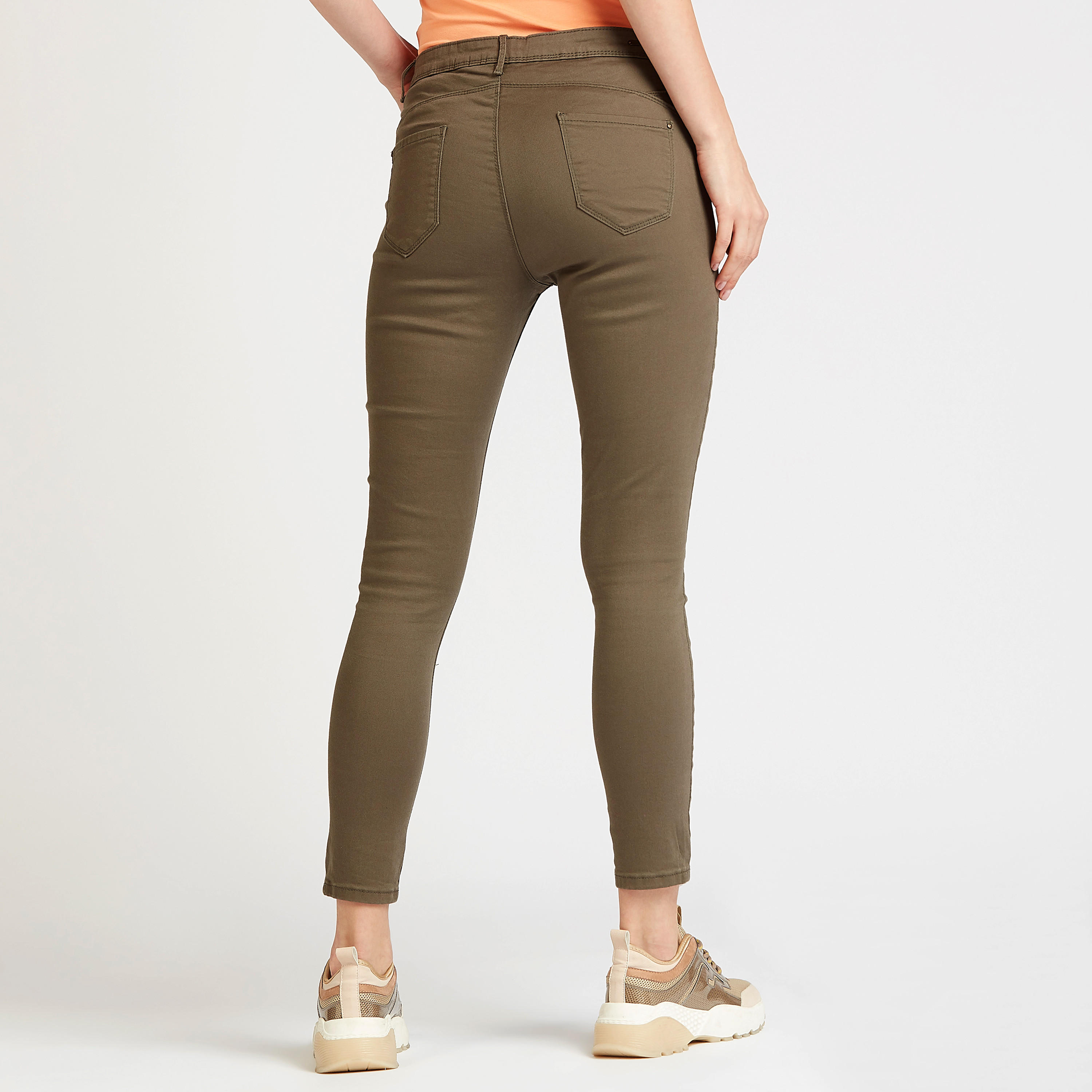 بنطلون جينز سادة سكيني بخصر متوسط الارتفاع وحلقات حزام وجيوب-women-clothing-bottoms-jeans-image-4