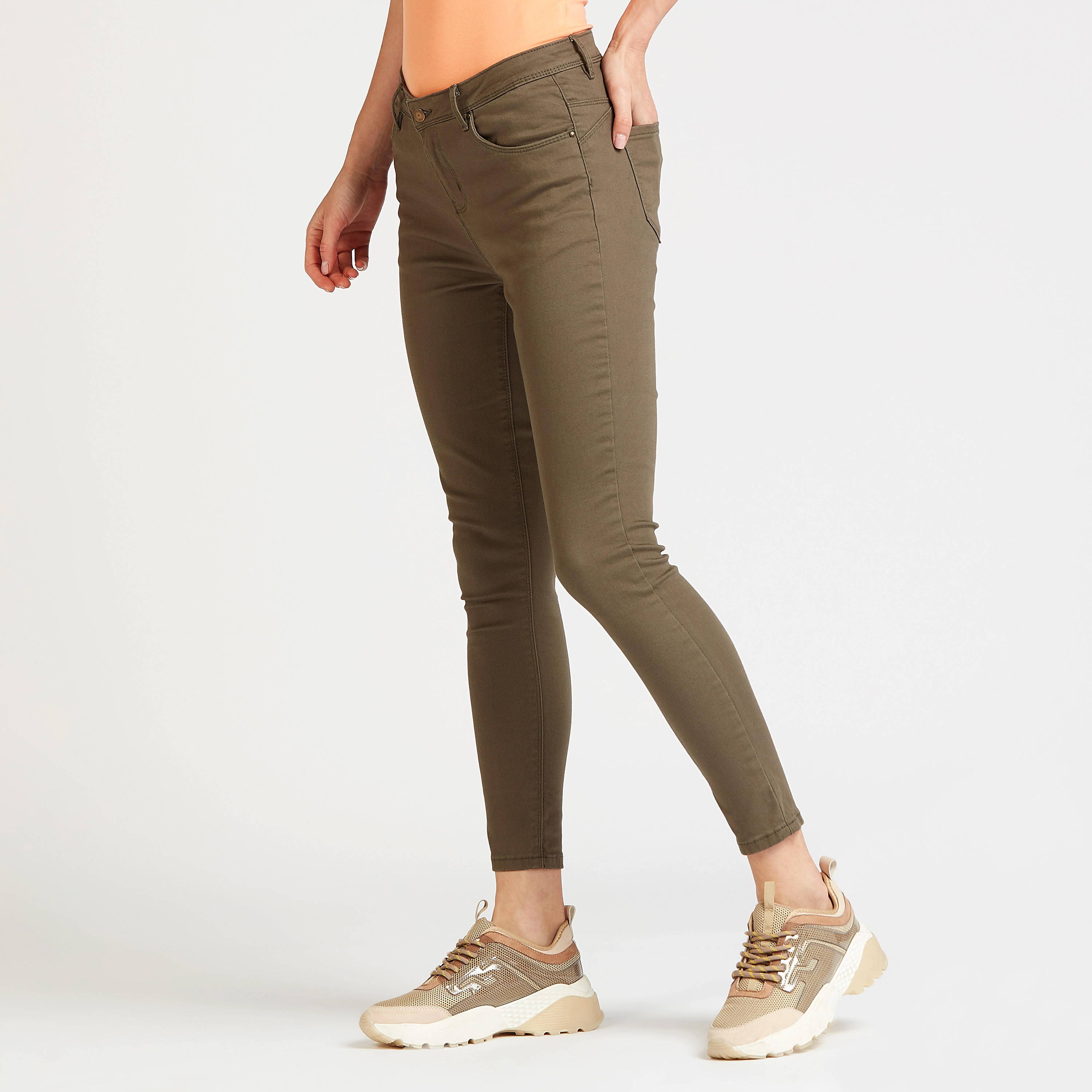 بنطلون جينز سادة سكيني بخصر متوسط الارتفاع وحلقات حزام وجيوب-women-clothing-bottoms-jeans-image-5