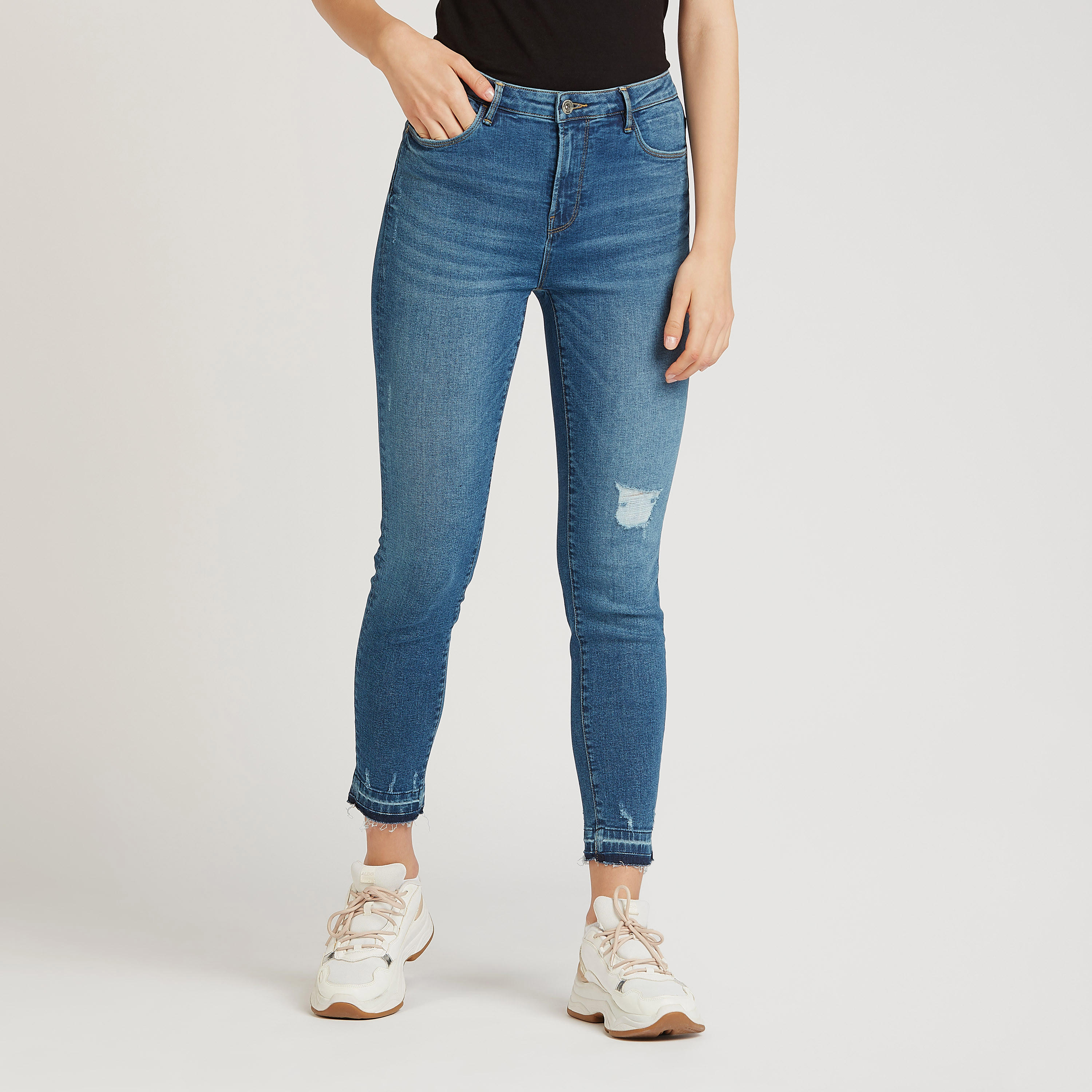 بنطلون جينز ممزق بجيوب وحلقات للحزام-women-clothing-bottoms-jeans-image-5
