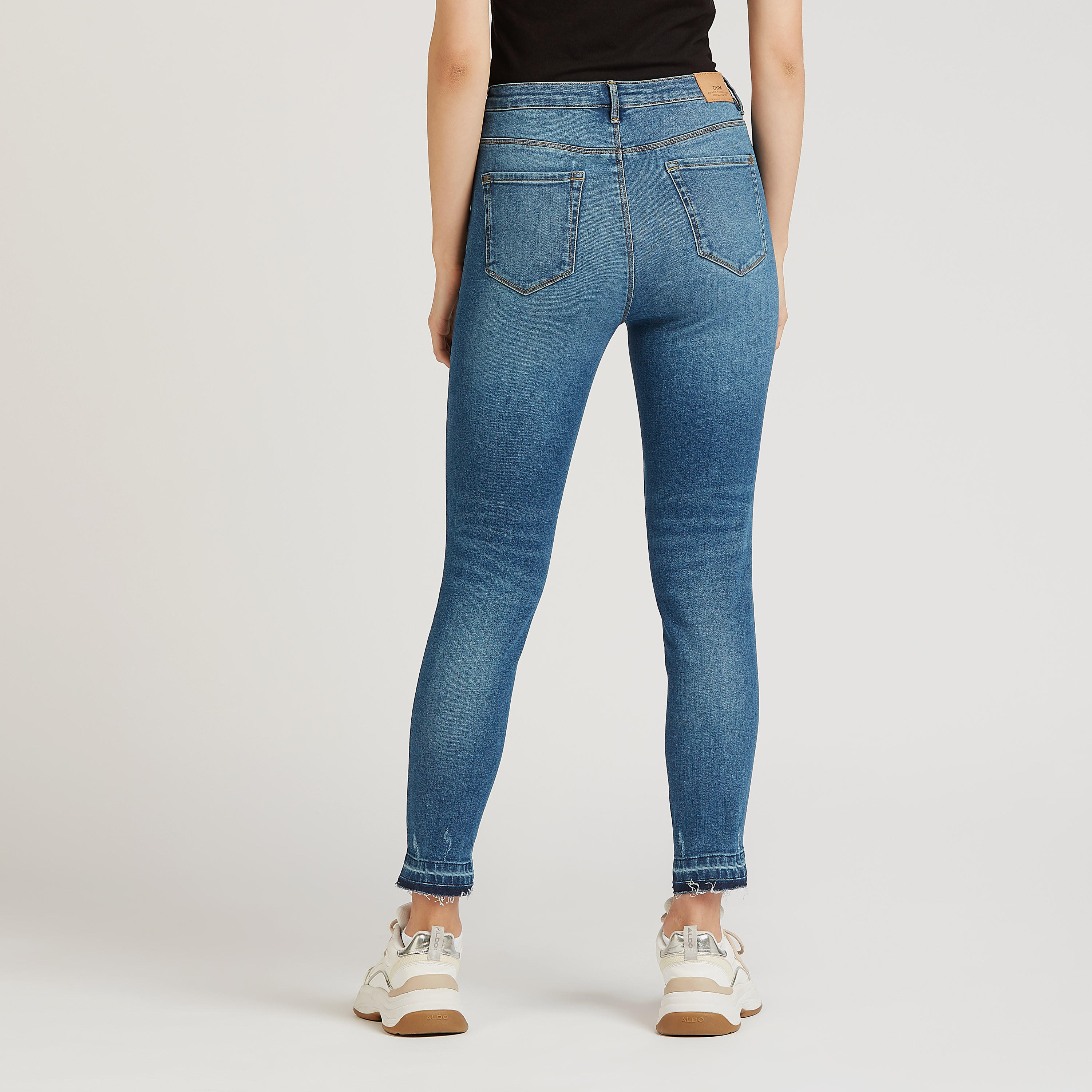 بنطلون جينز ممزق بجيوب وحلقات للحزام-women-clothing-bottoms-jeans-image-2