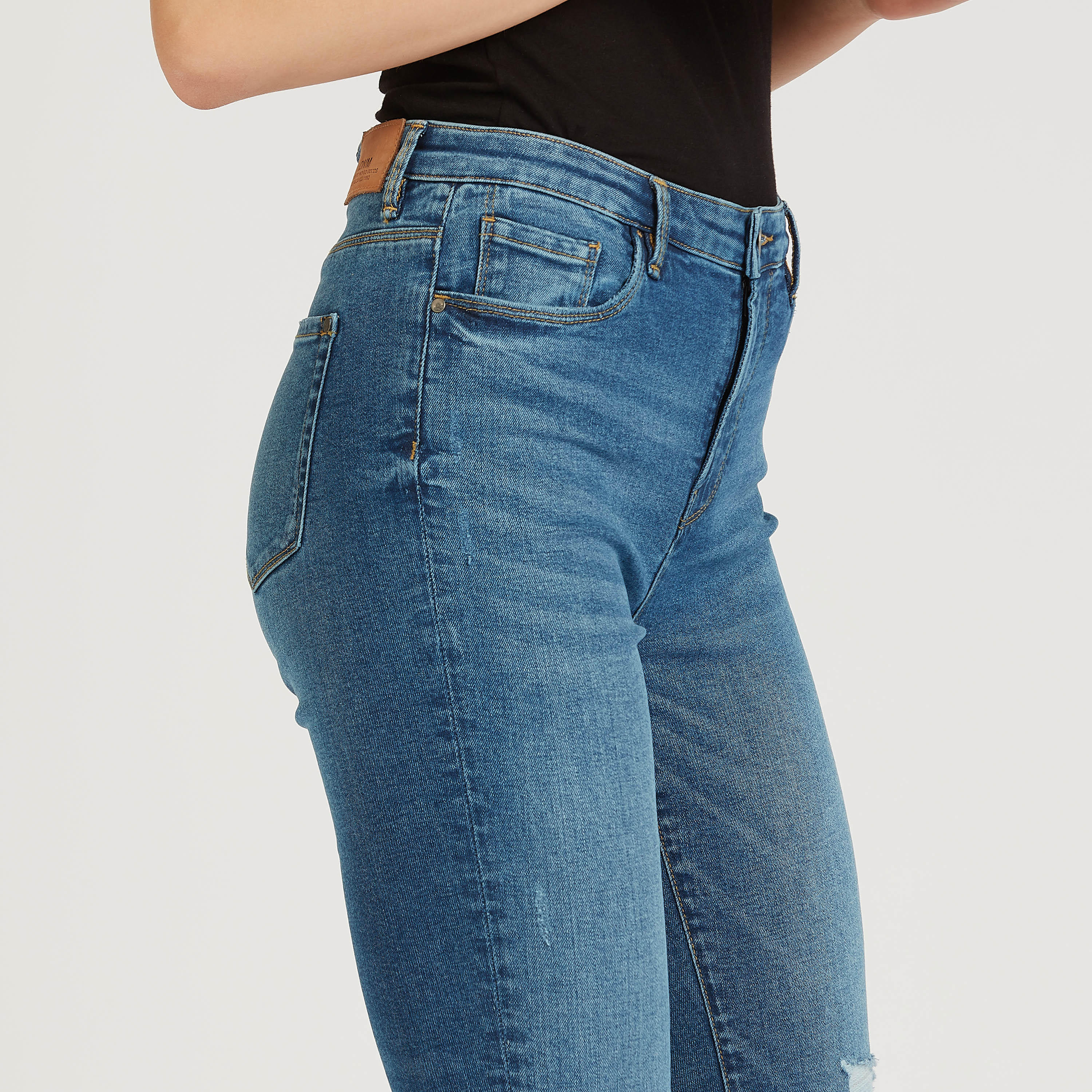 بنطلون جينز ممزق بجيوب وحلقات للحزام-women-clothing-bottoms-jeans-image-1