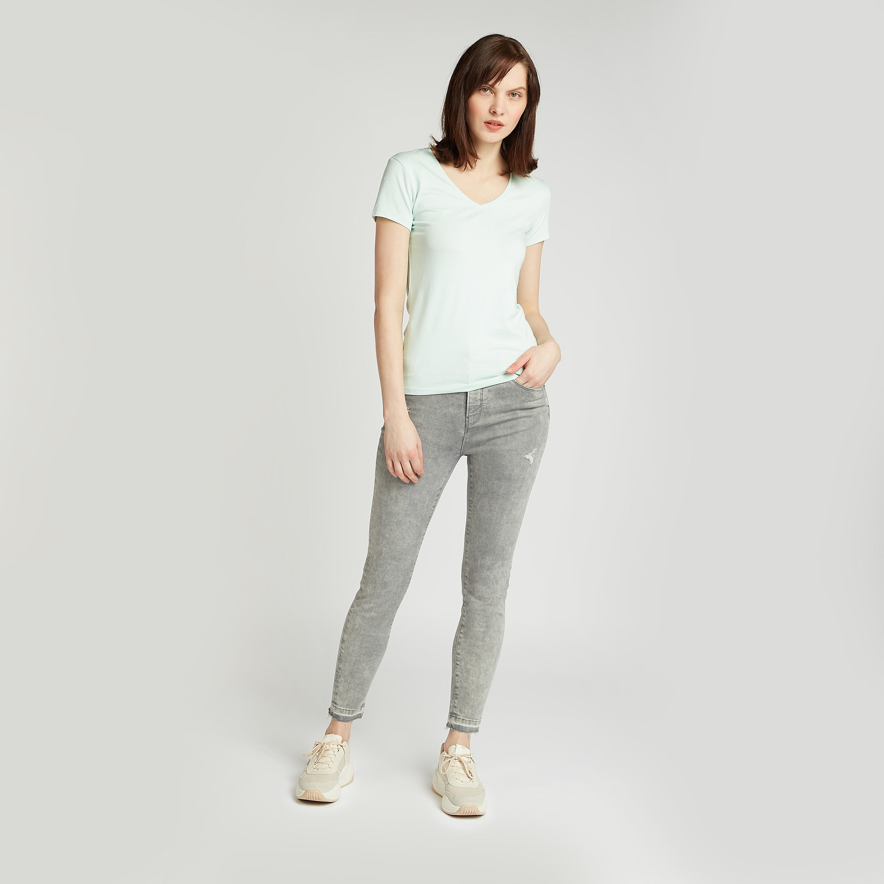 بنطلون جينز ممزّق بجيوب وعراوي-women-clothing-bottoms-jeans-image-2