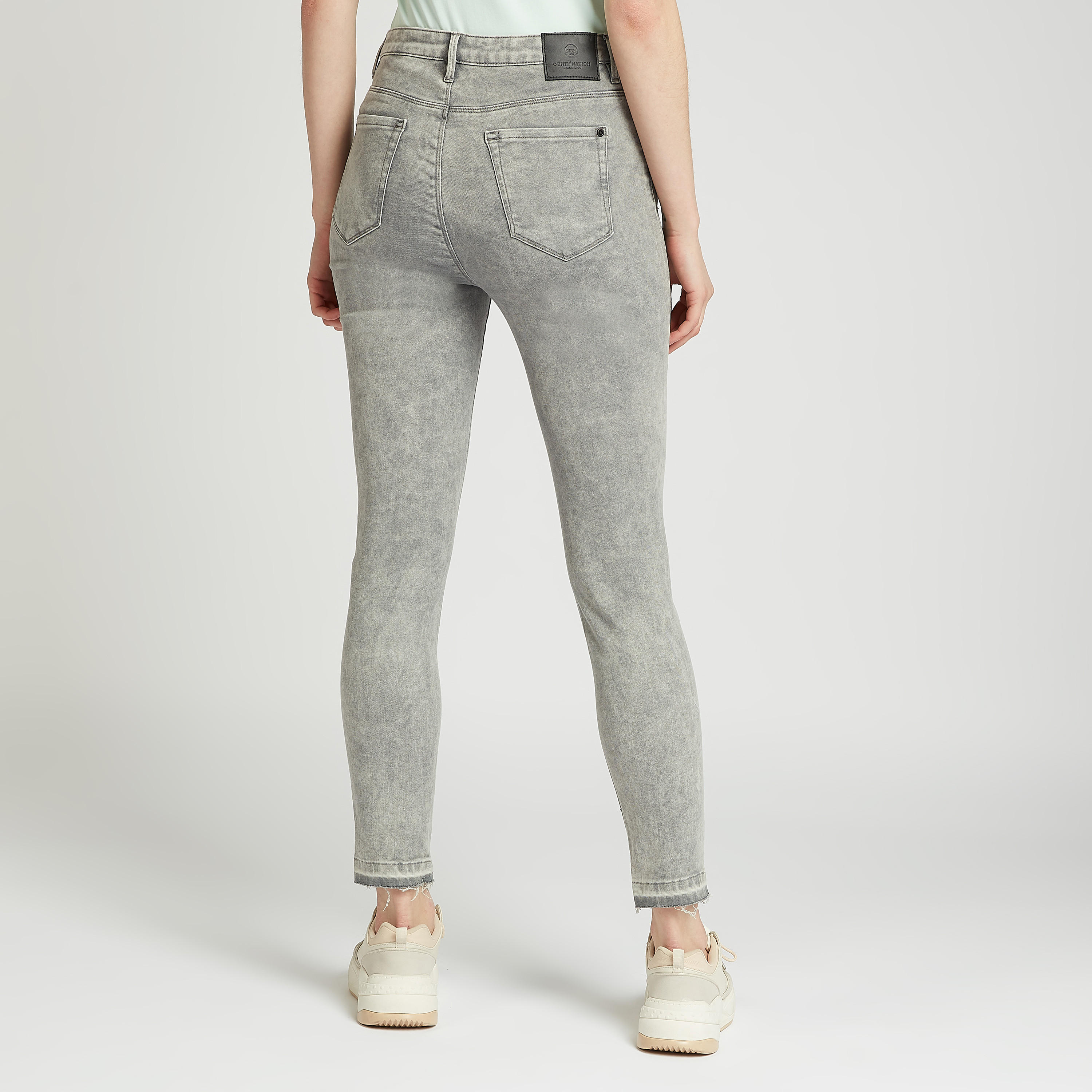 بنطلون جينز ممزّق بجيوب وعراوي-women-clothing-bottoms-jeans-image-4