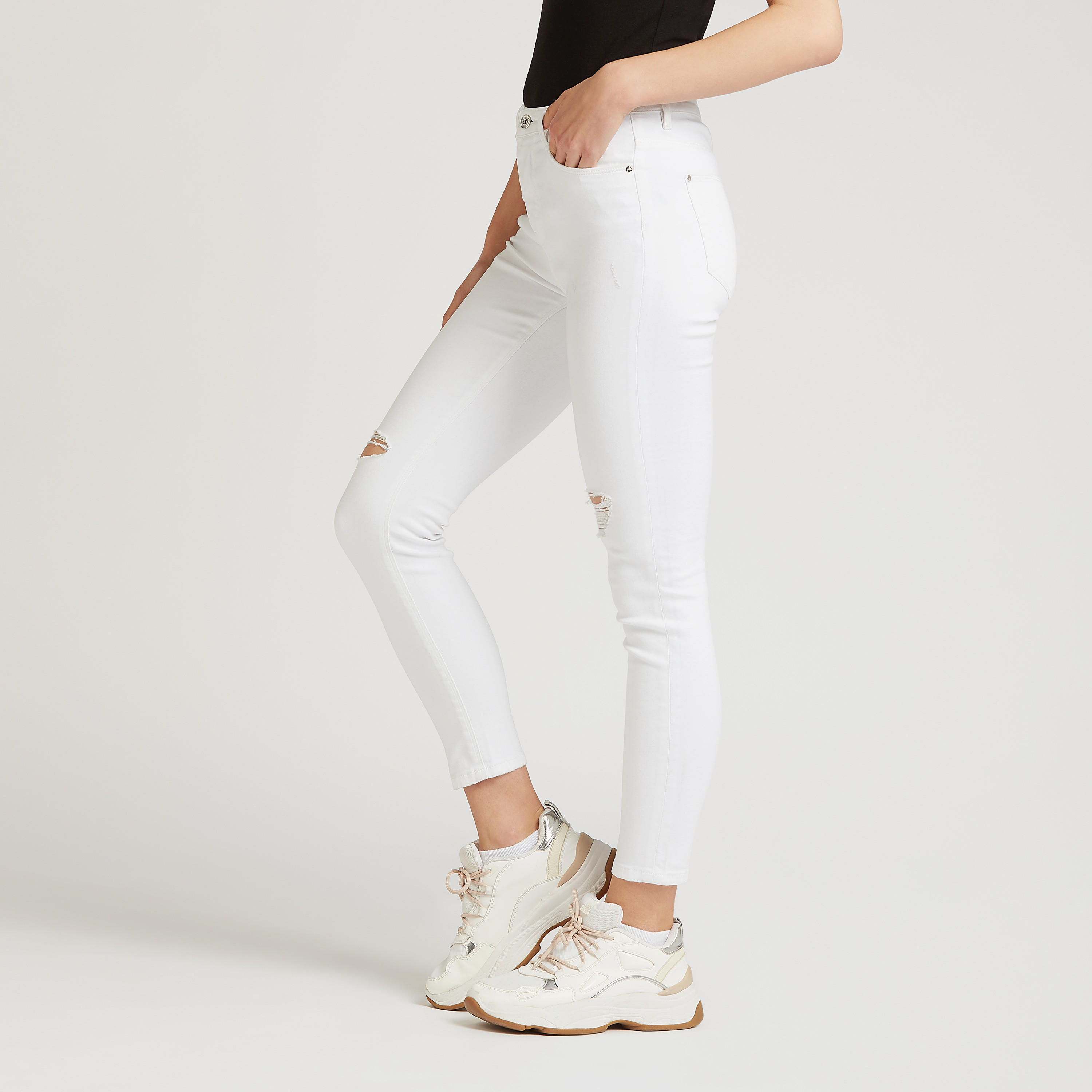 بنطلون جينز طويل ممزق بخصرمتوسط الإرتفاع بجيوب وحلقات للحزام-women-clothing-bottoms-jeans-image-1