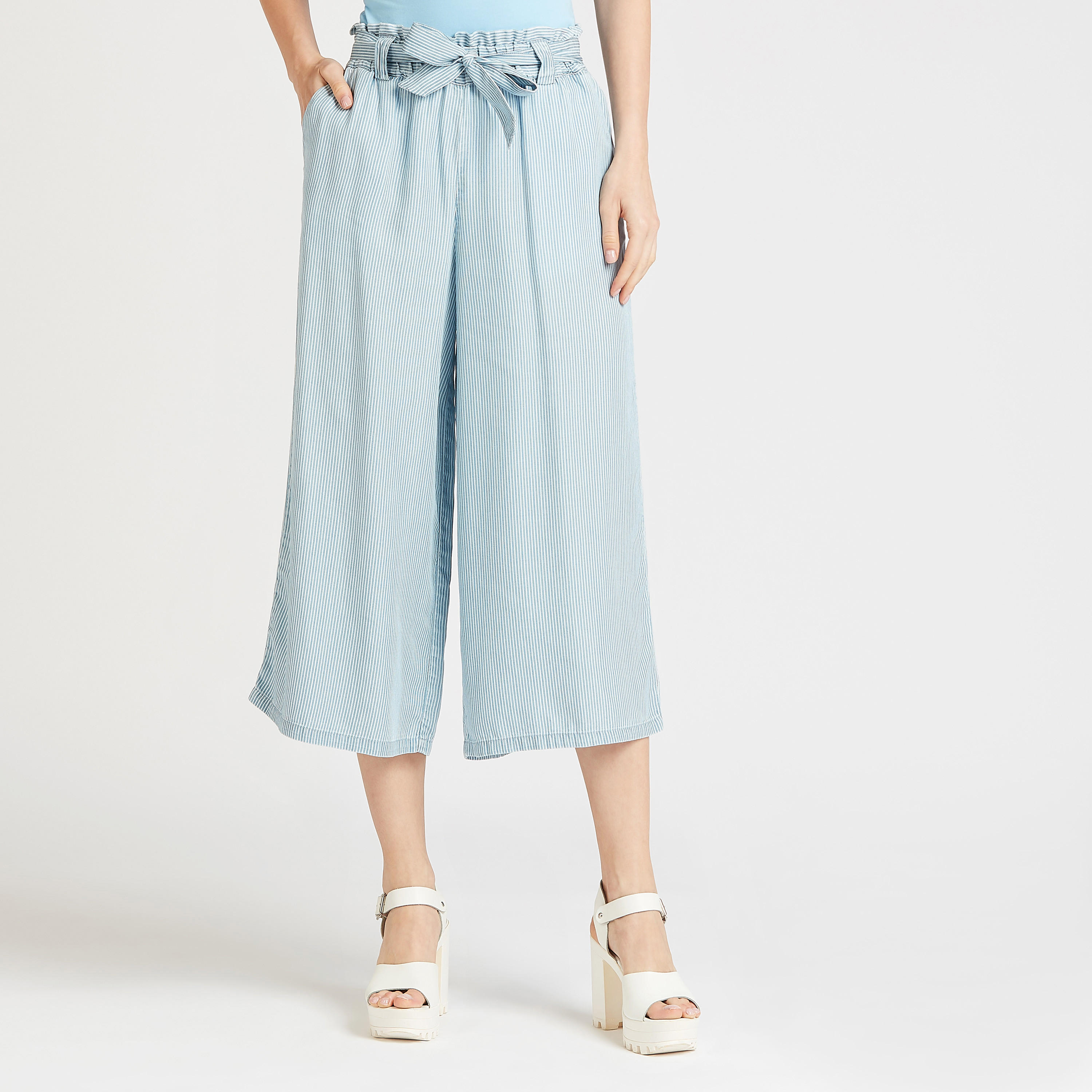 بنطلون قصير مقلّم بخصر مرتفع وجيوب وأربطة-women-clothing-bottoms-trousers-image-1
