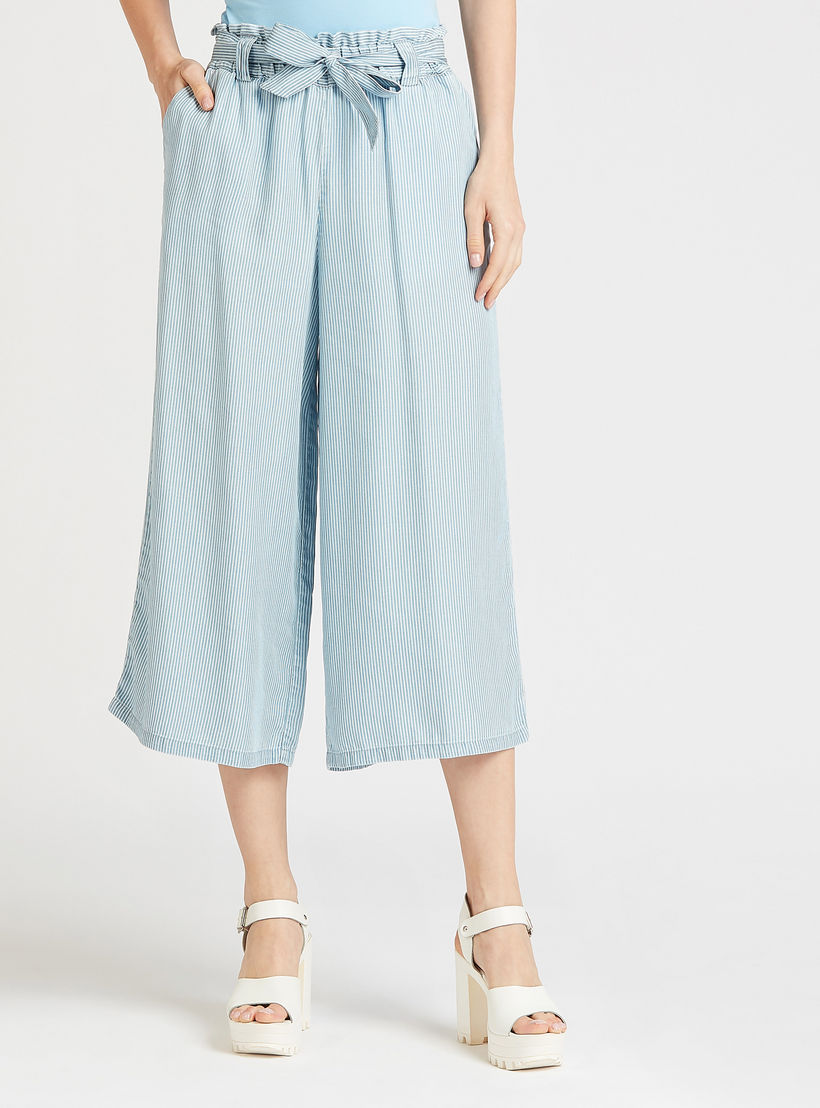 بنطلون قصير مقلّم بخصر مرتفع وجيوب وأربطة-women-clothing-bottoms-trousers-image-1