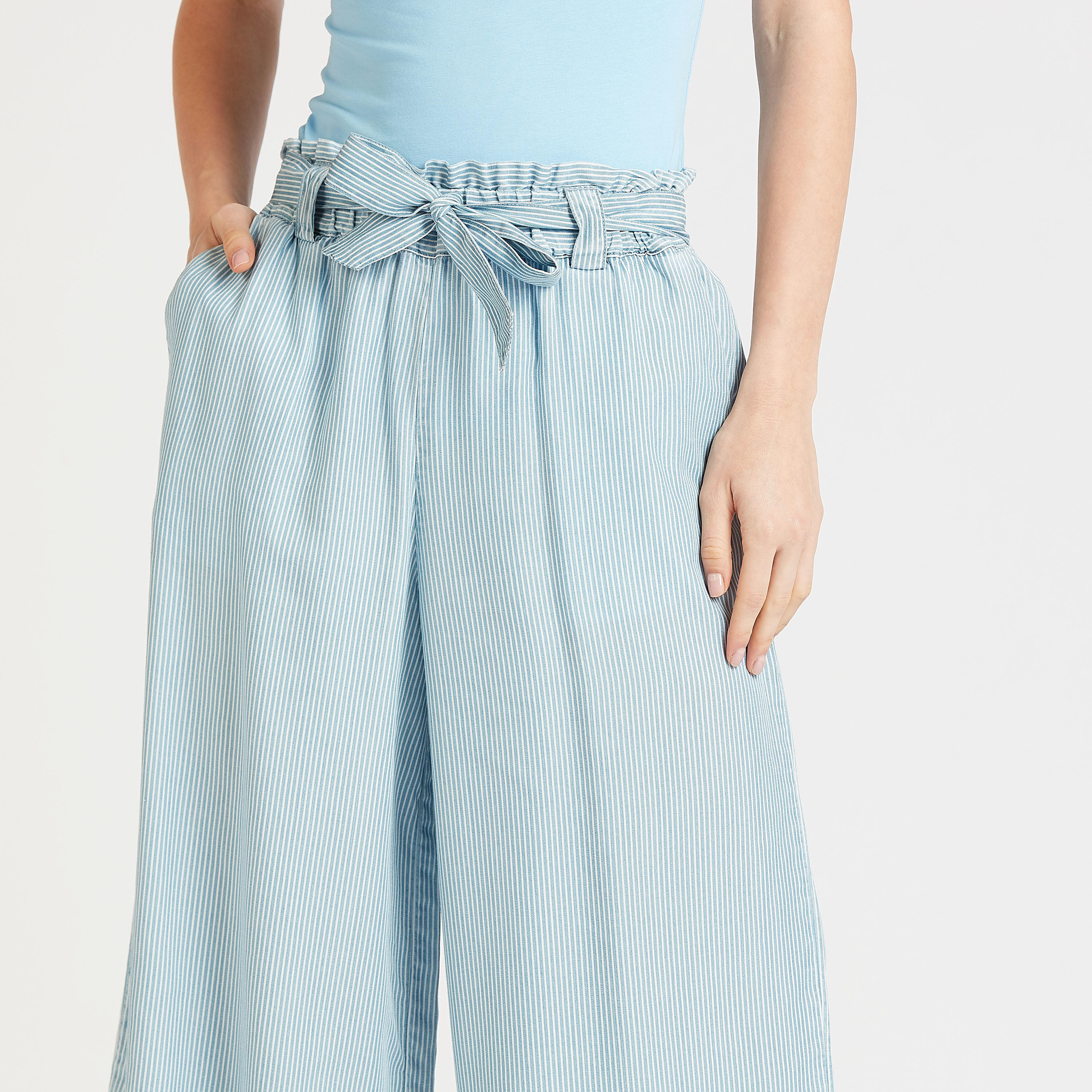 بنطلون قصير مقلّم بخصر مرتفع وجيوب وأربطة-women-clothing-bottoms-trousers-image-3