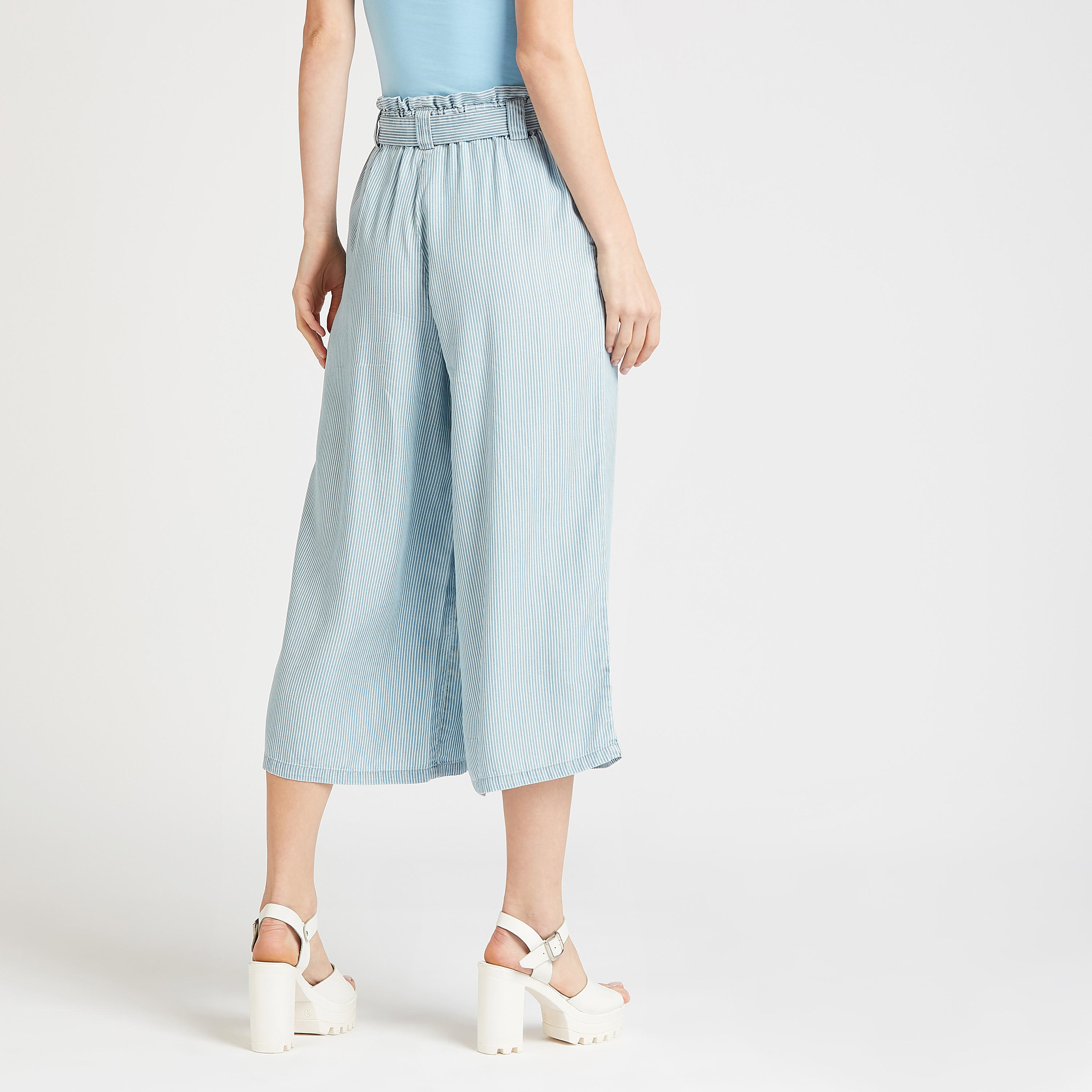 بنطلون قصير مقلّم بخصر مرتفع وجيوب وأربطة-women-clothing-bottoms-trousers-image-4