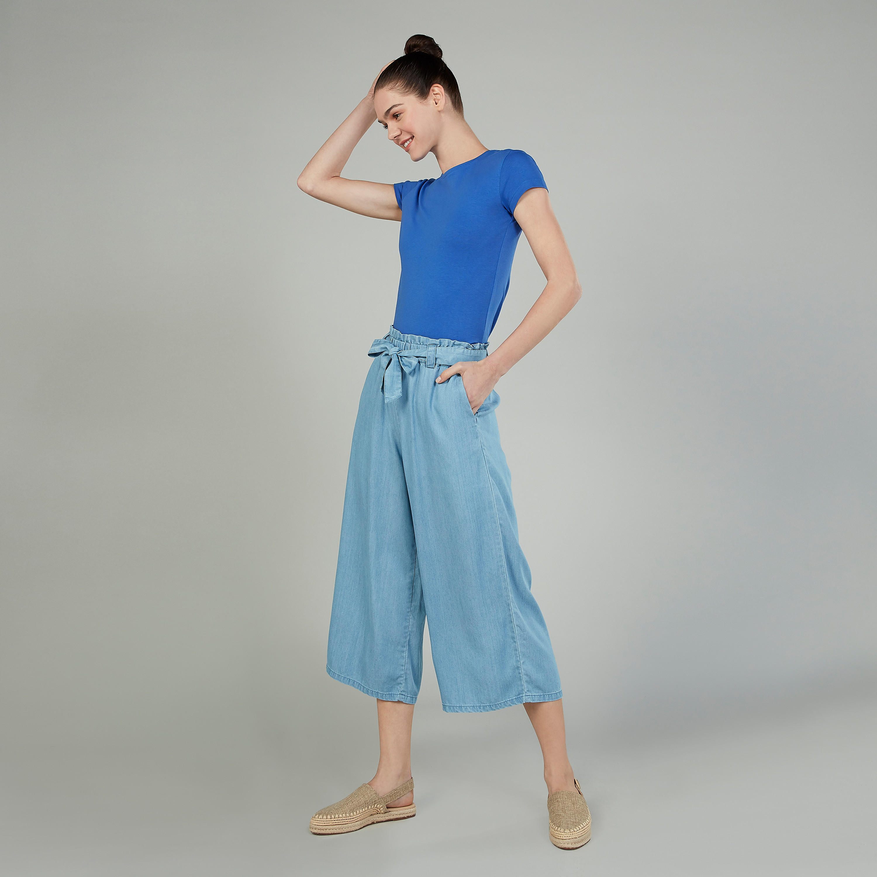 بنطلون دنيم قصير بخصر مرتفع وأربطة وجيوب-women-clothing-bottoms-trousers-image-2