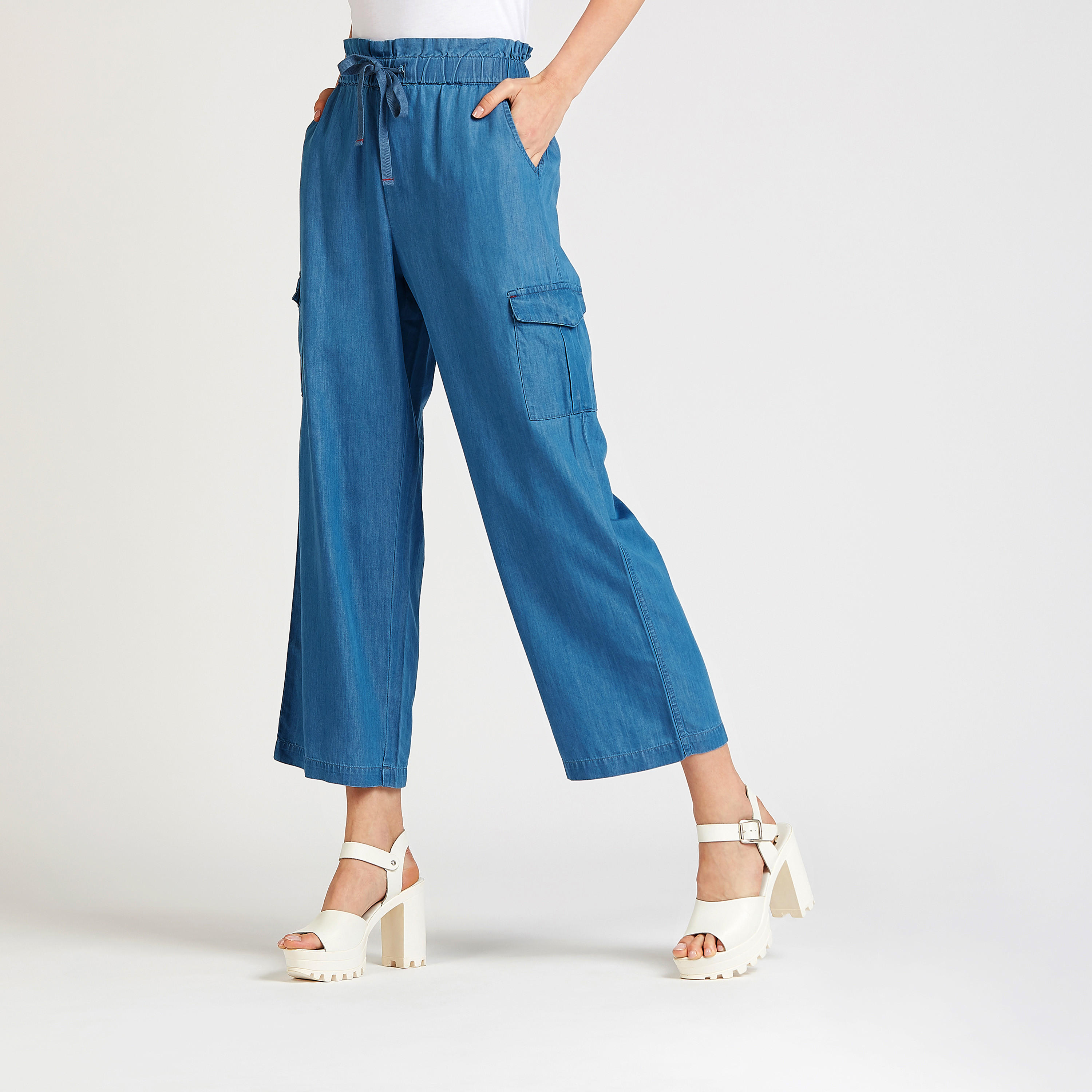بنطلون قصير دنيم بخصر متوسط الإرتفاع بجيوب وأربطة-women-clothing-bottoms-trousers-image-1