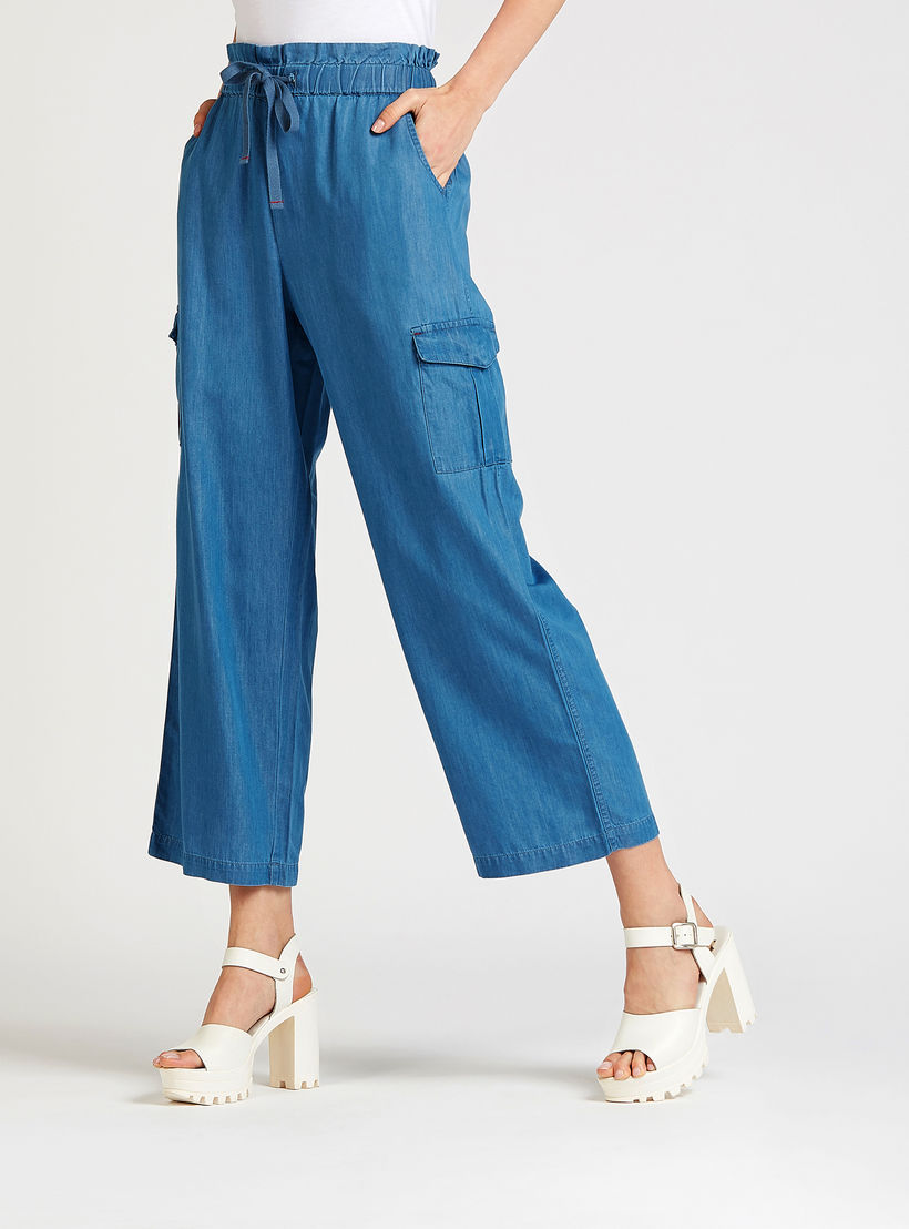 بنطلون قصير دنيم بخصر متوسط الإرتفاع بجيوب وأربطة-women-clothing-bottoms-trousers-image-1