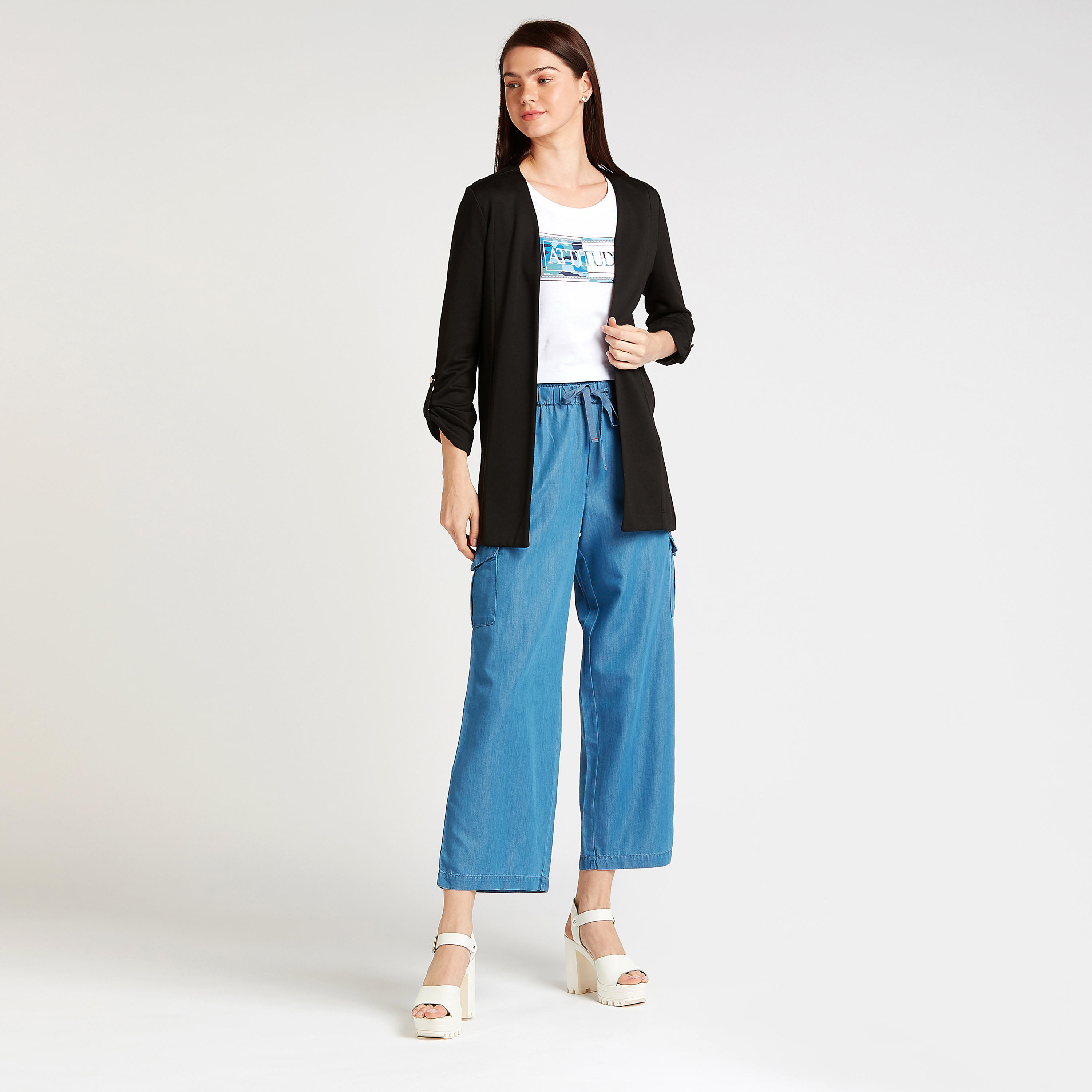 بنطلون قصير دنيم بخصر متوسط الإرتفاع بجيوب وأربطة-women-clothing-bottoms-trousers-image-2