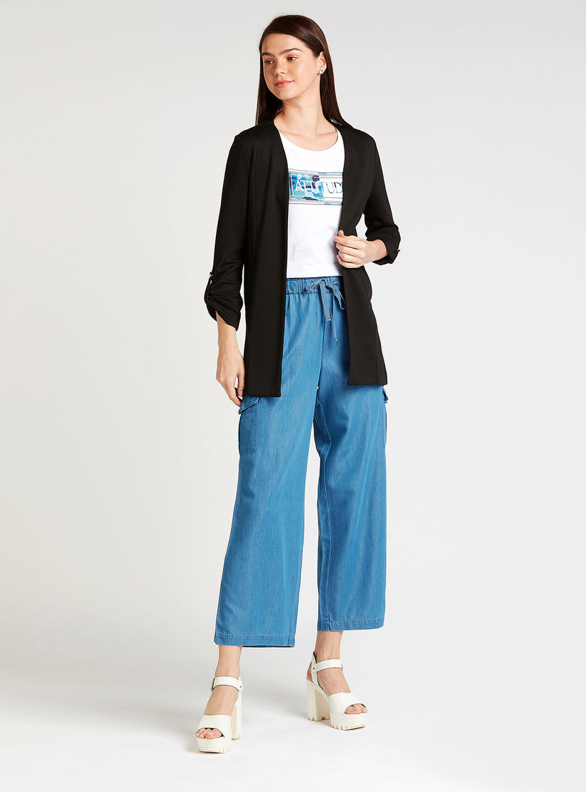 بنطلون قصير دنيم بخصر متوسط الإرتفاع بجيوب وأربطة-women-clothing-bottoms-trousers-image-2