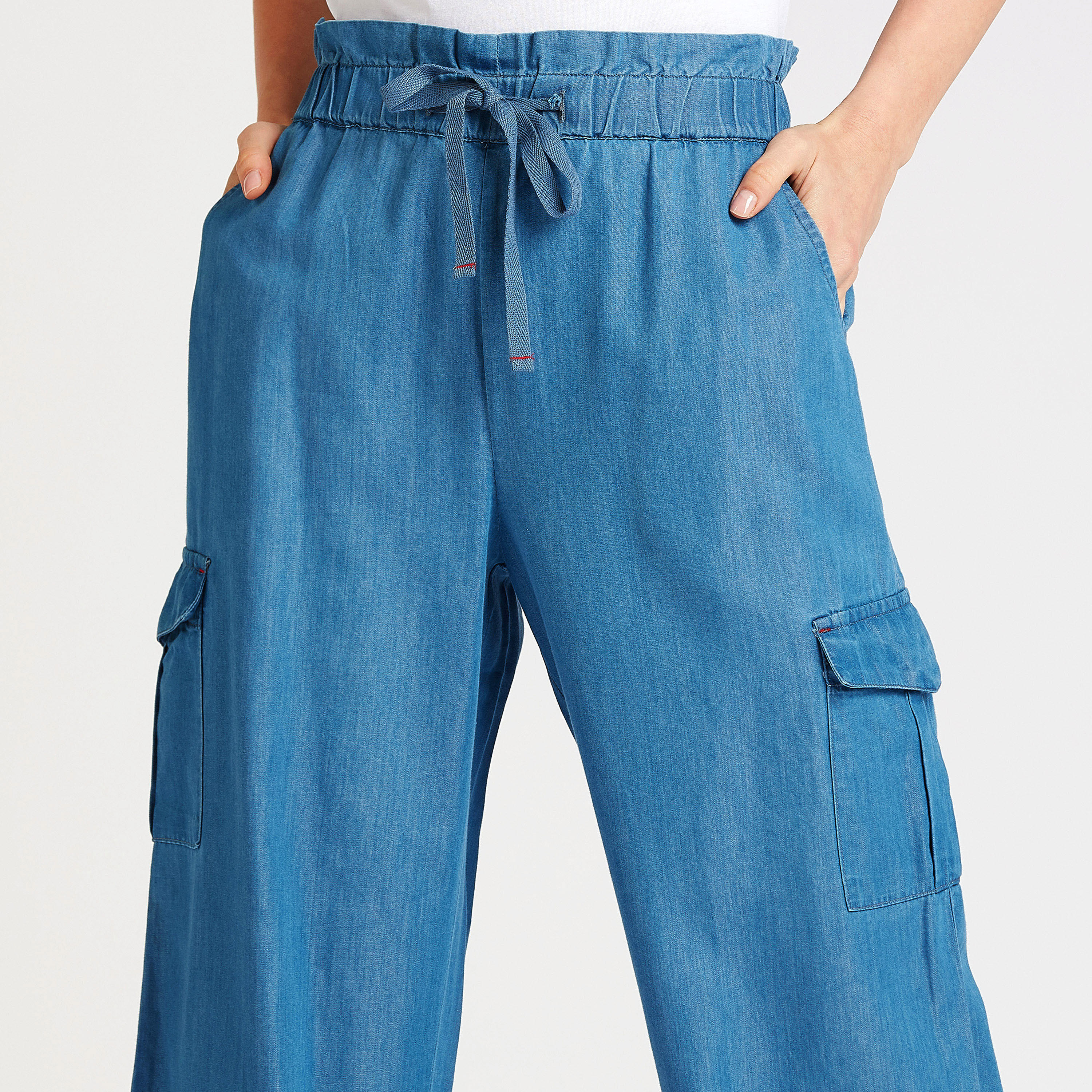 بنطلون قصير دنيم بخصر متوسط الإرتفاع بجيوب وأربطة-women-clothing-bottoms-trousers-image-3
