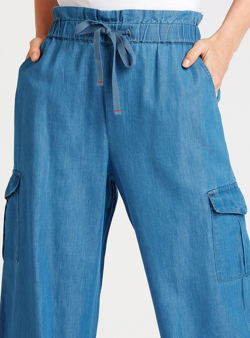 بنطلون قصير دنيم بخصر متوسط الإرتفاع بجيوب وأربطة-women-clothing-bottoms-trousers-image-3