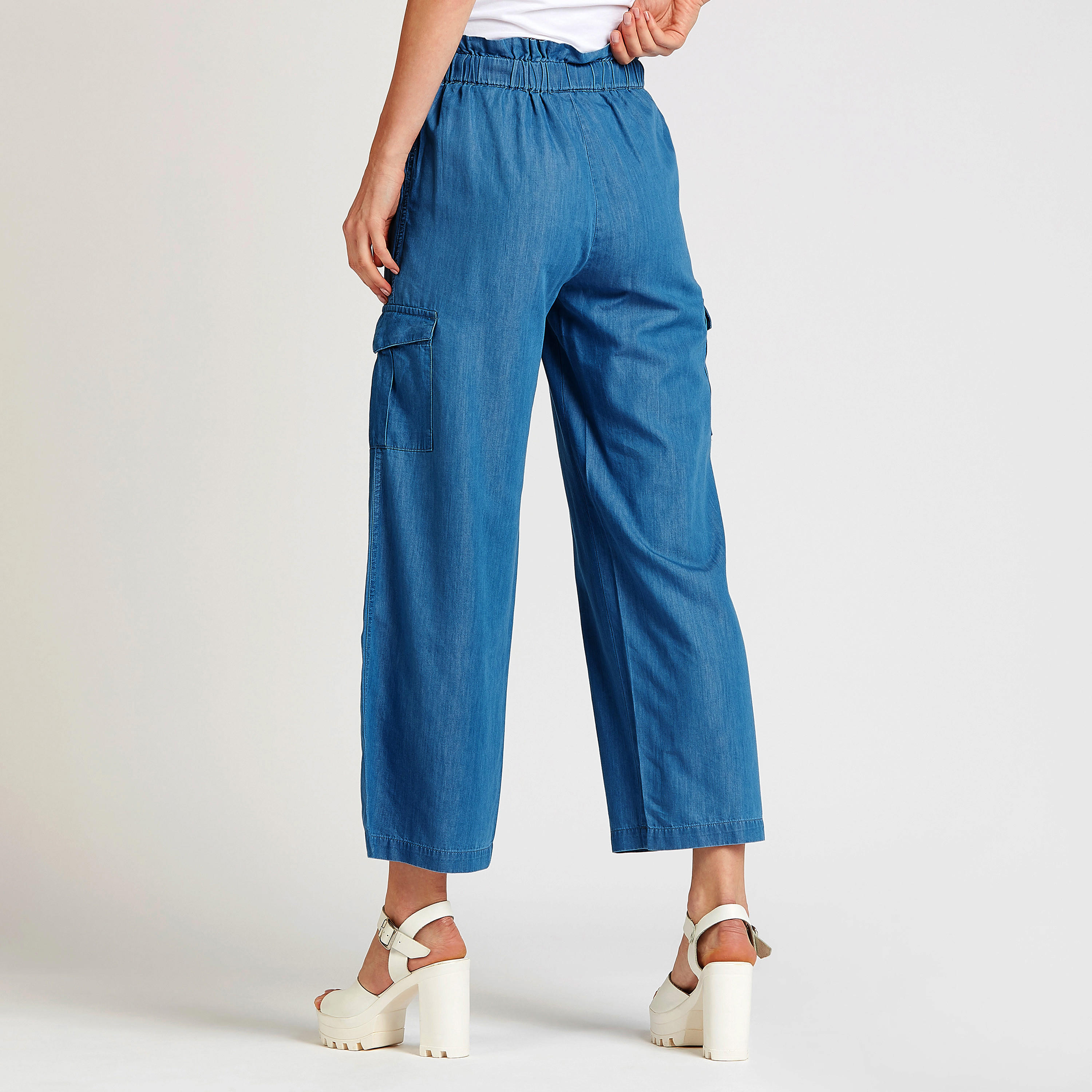 بنطلون قصير دنيم بخصر متوسط الإرتفاع بجيوب وأربطة-women-clothing-bottoms-trousers-image-4