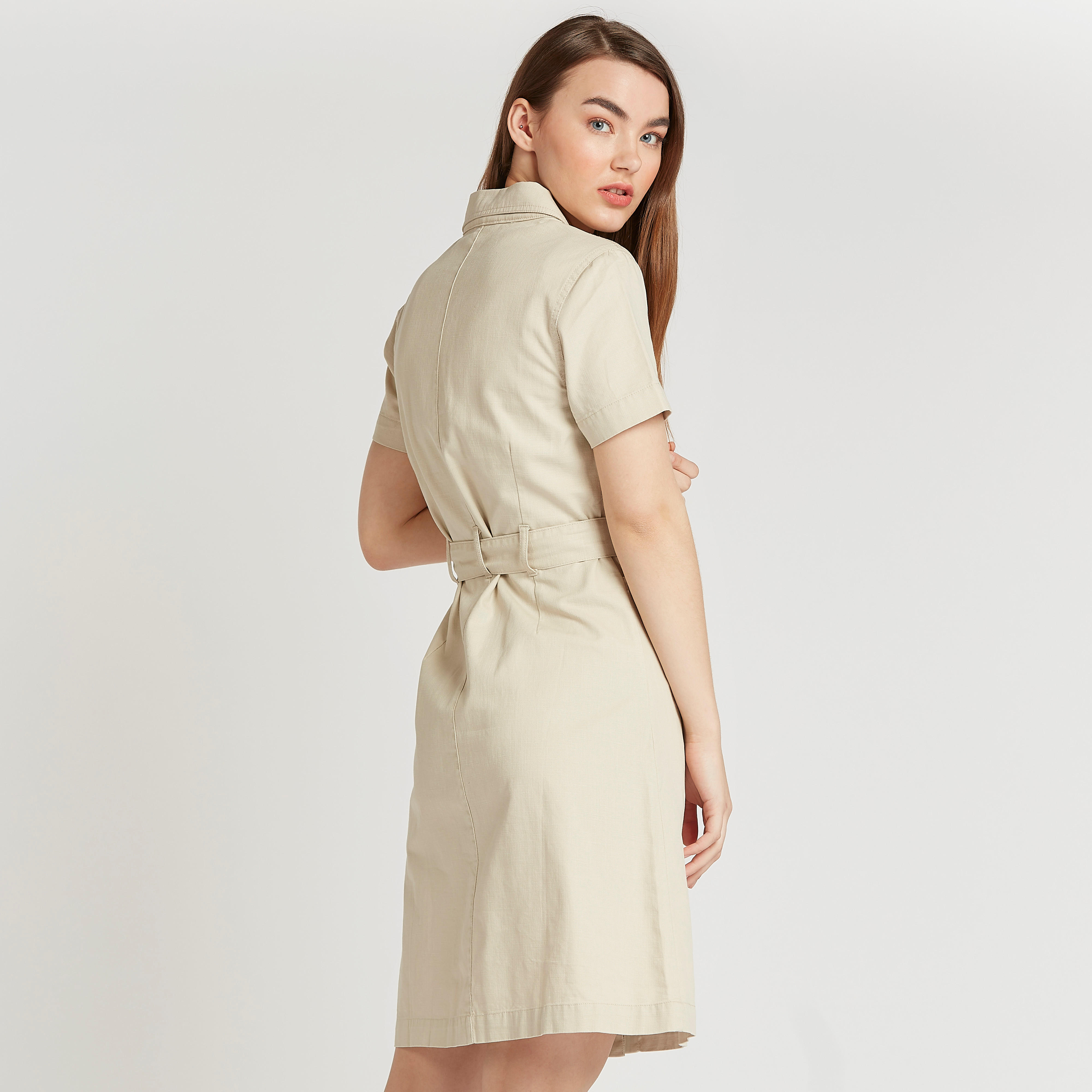 فستان قميص ميدي سادة بأكمام قصيرة وأربطة-women-clothing-dresses-image-4