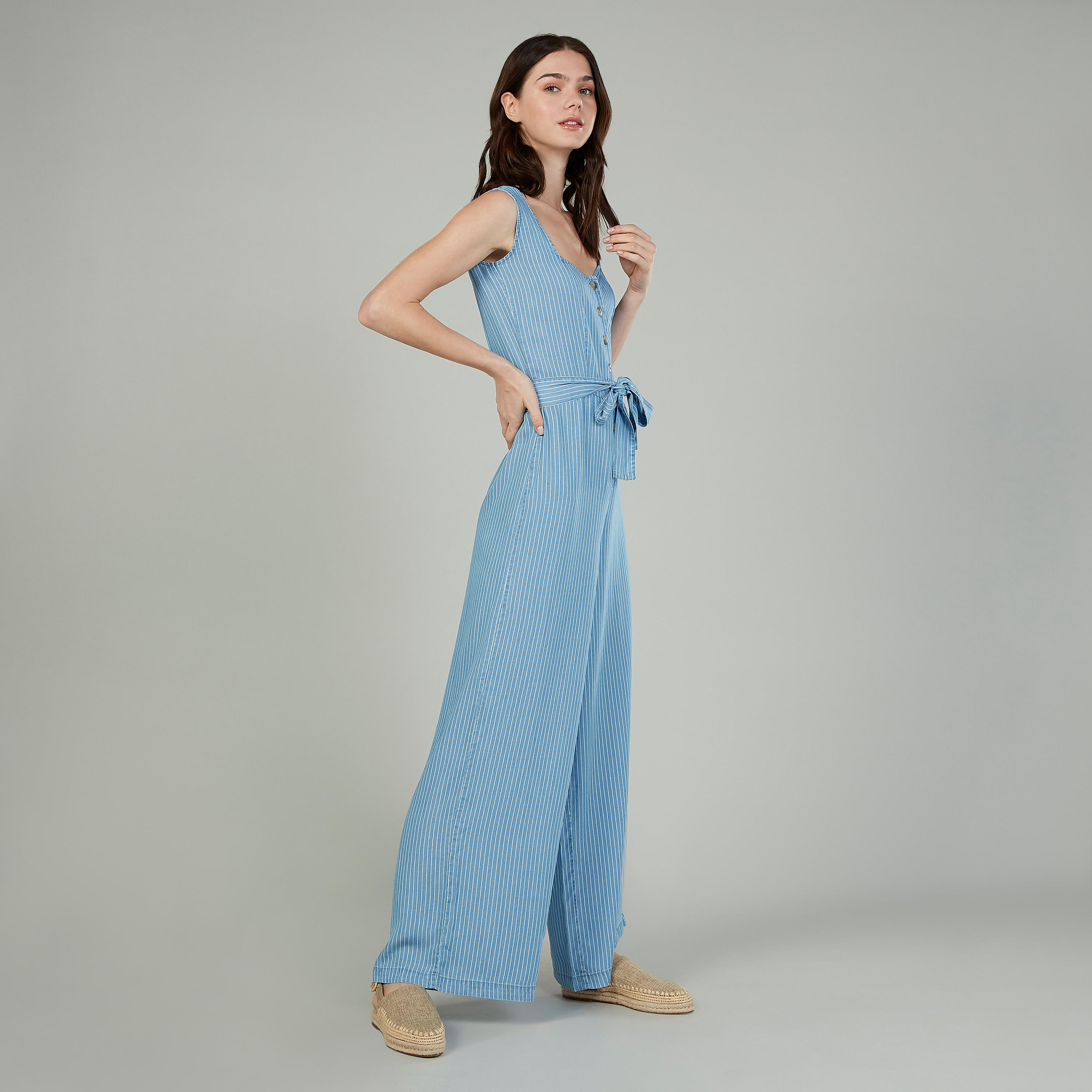 أفرول مخطط دون أكمام بأزرار وأربطة-women-clothing-jumpsuits-image-2