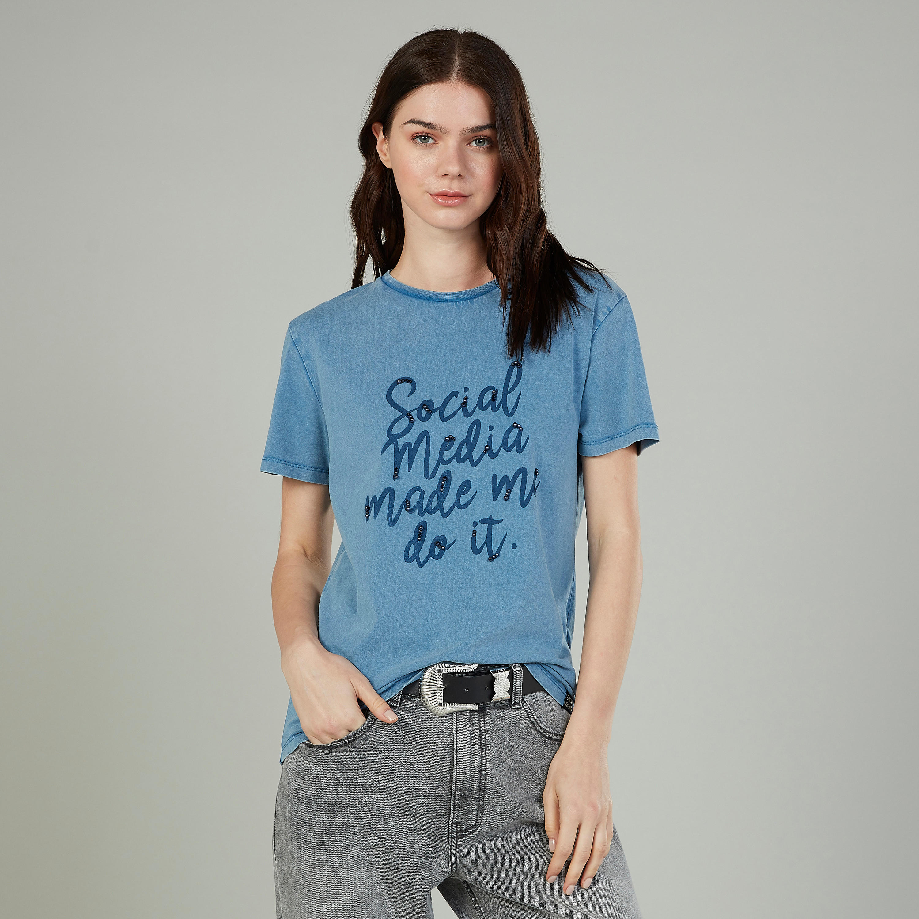 تيشيرت بياقة ضيّقة وأكمام قصيرة وطبعات-women-clothing-tshirts-image-1