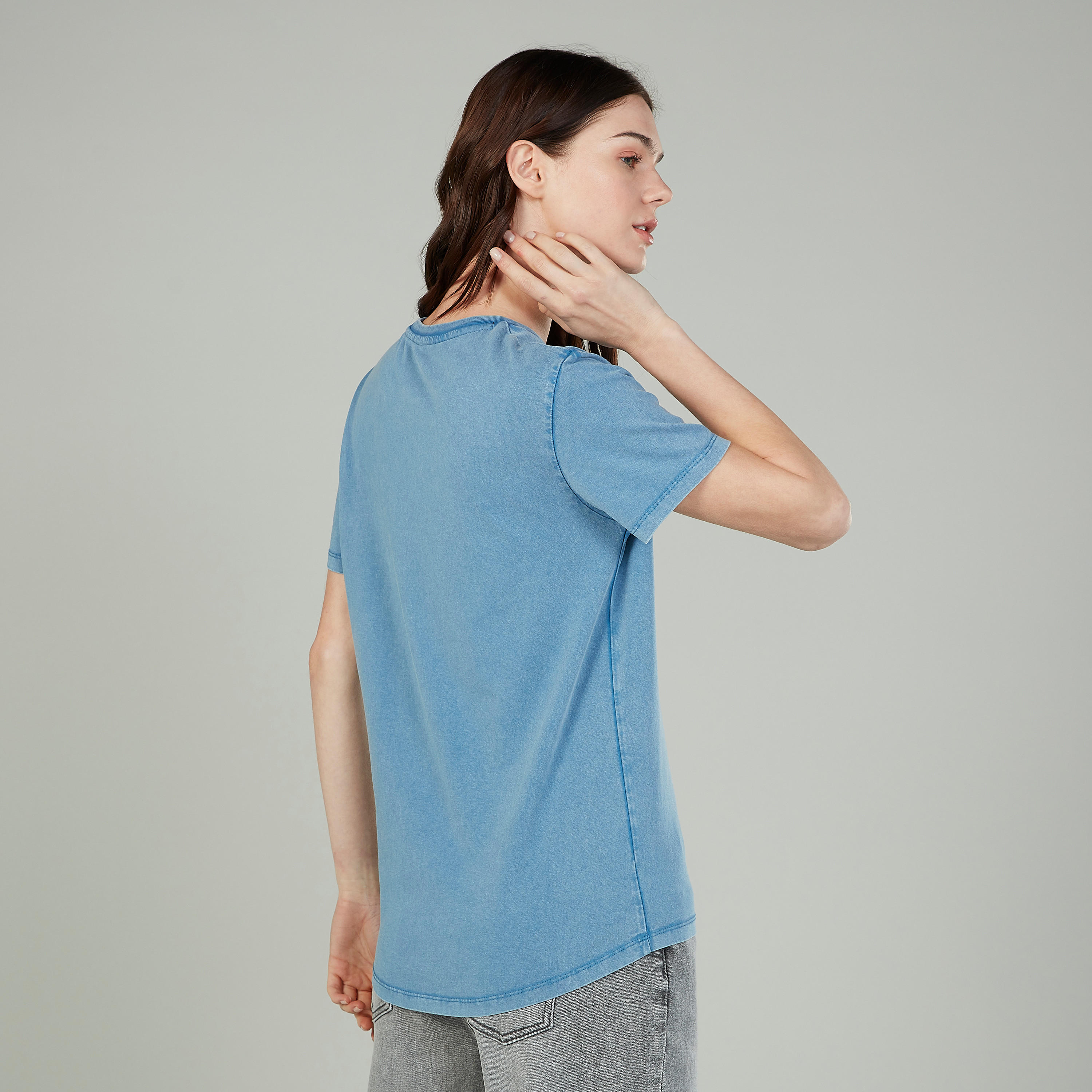 تيشيرت بياقة ضيّقة وأكمام قصيرة وطبعات-women-clothing-tshirts-image-4