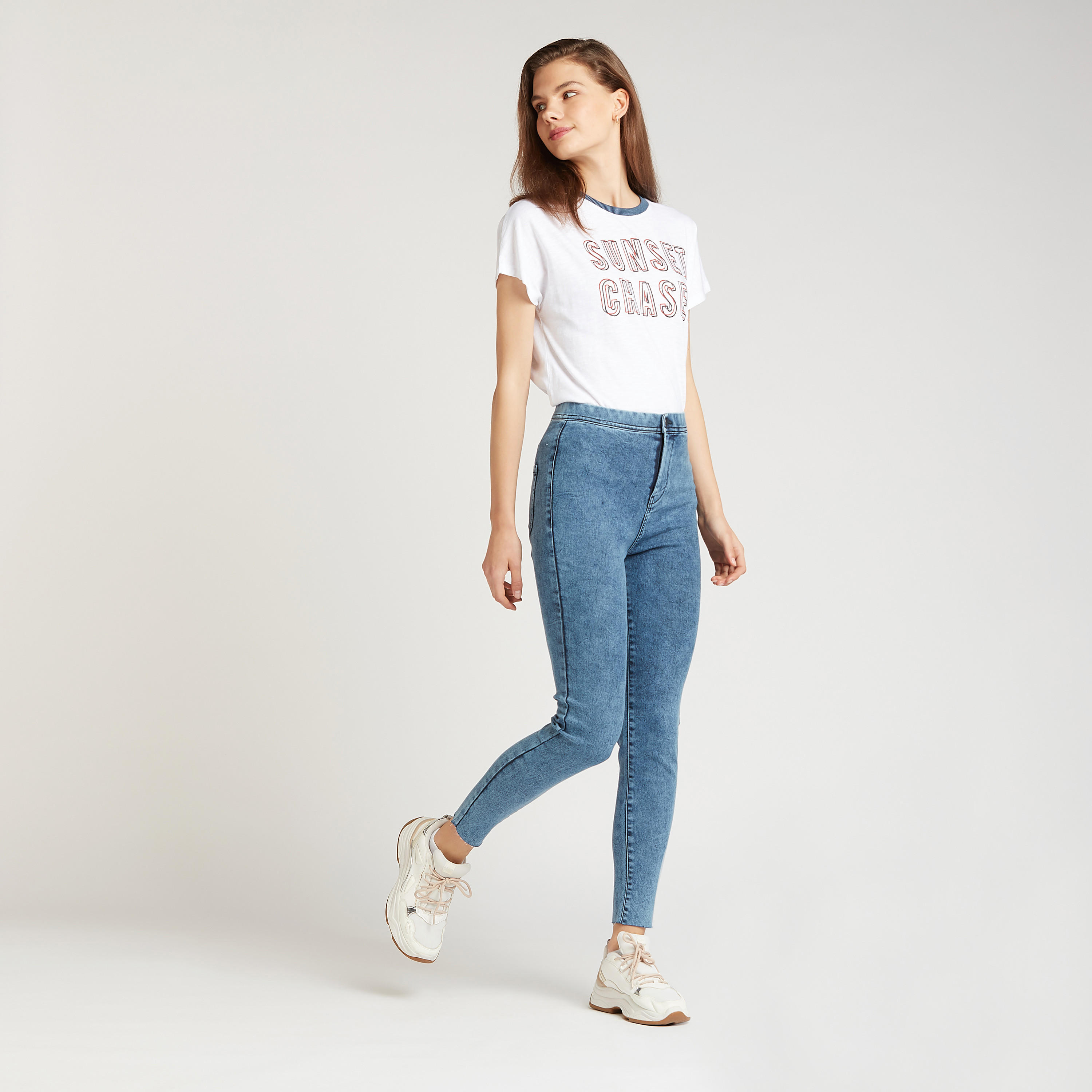 بنطلون جينز بقصة ضيقة دنيم وخصر مطّاطي وجيوب-women-clothing-bottoms-leggings-image-2