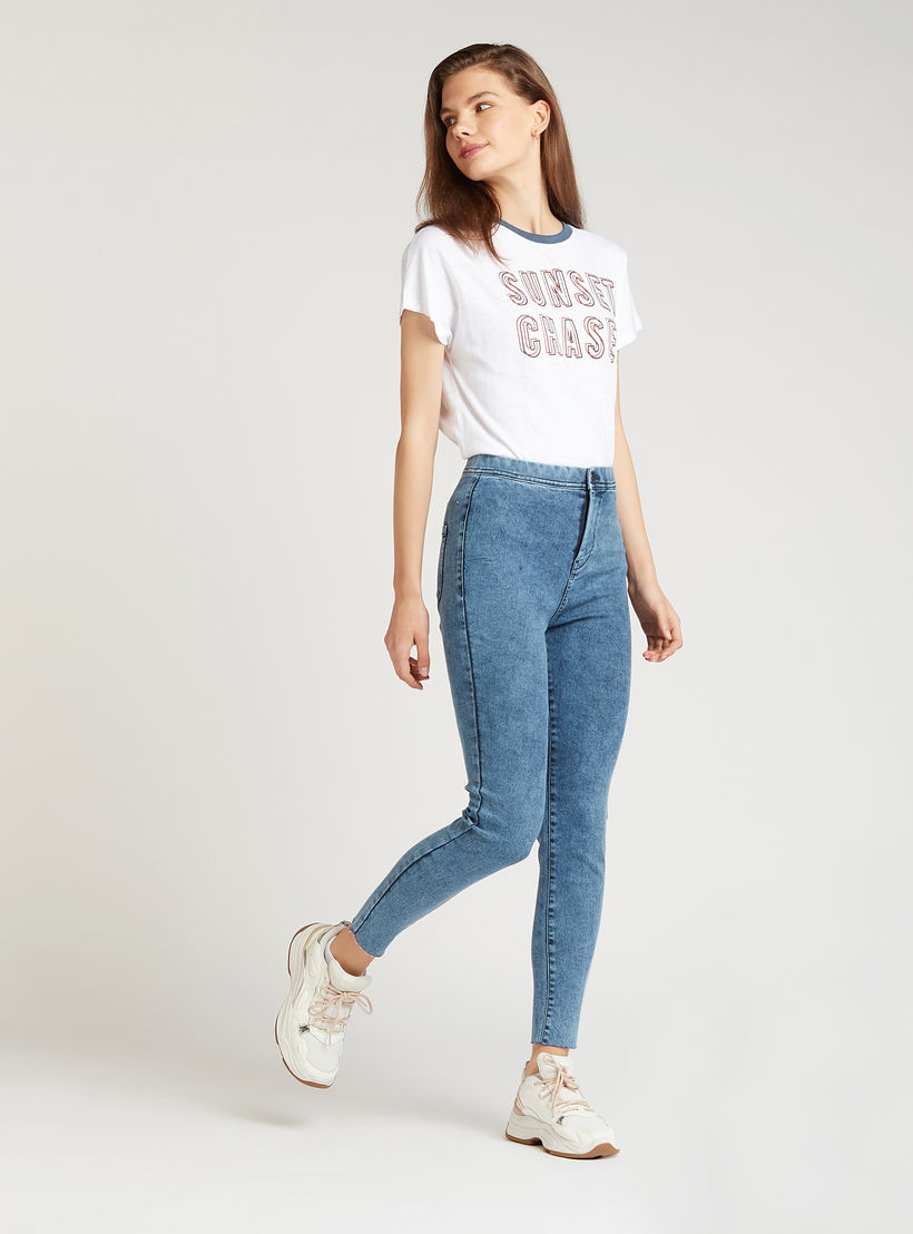 بنطلون جينز بقصة ضيقة دنيم وخصر مطّاطي وجيوب-women-clothing-bottoms-leggings-image-2