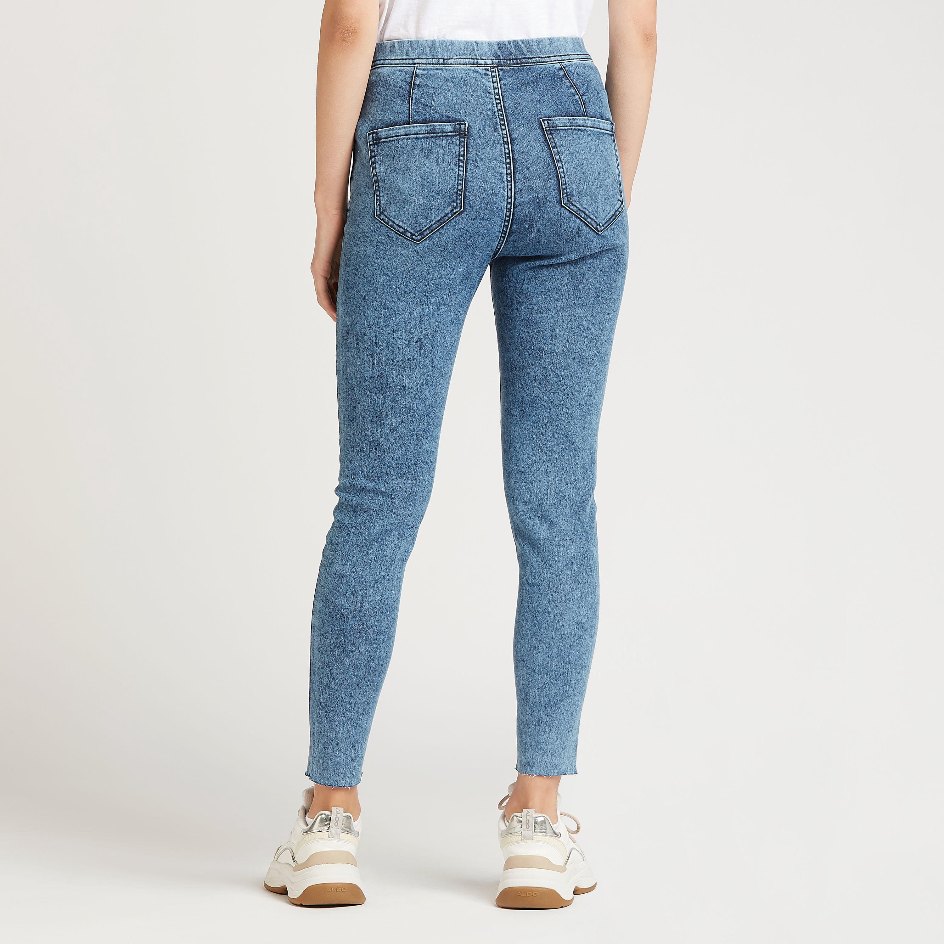 بنطلون جينز بقصة ضيقة دنيم وخصر مطّاطي وجيوب-women-clothing-bottoms-leggings-image-3