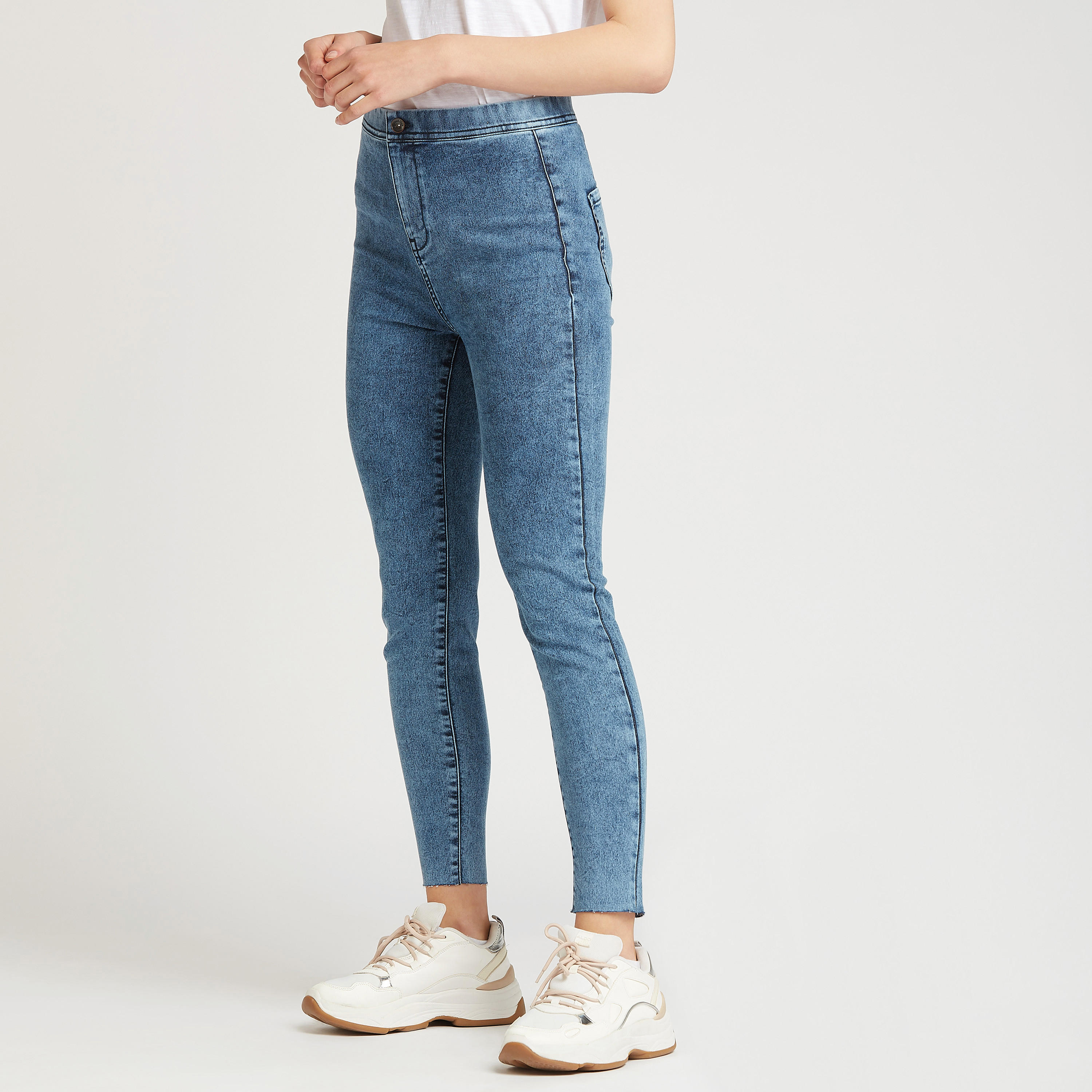 بنطلون جينز بقصة ضيقة دنيم وخصر مطّاطي وجيوب-women-clothing-bottoms-leggings-image-4
