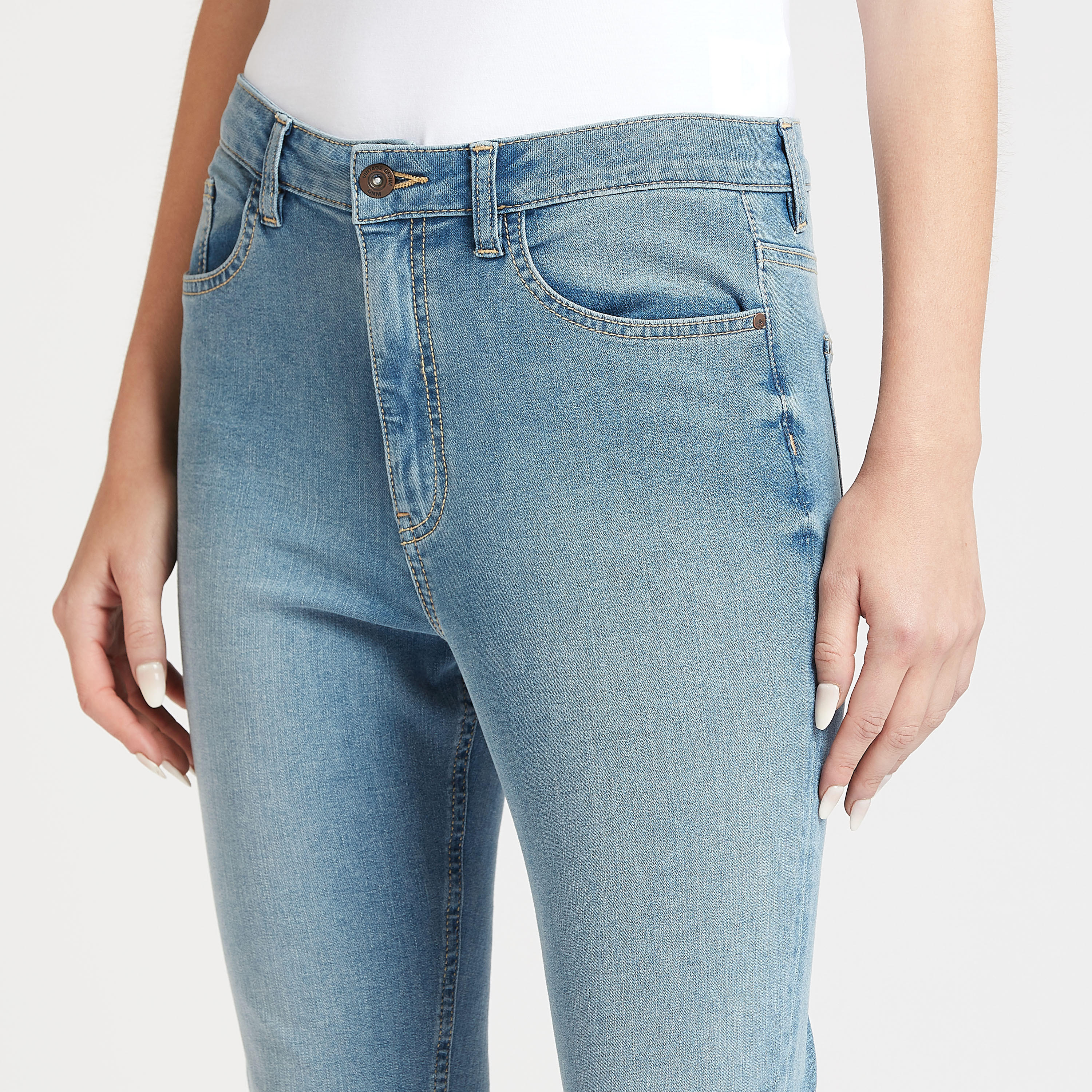 بنطلون جينز سادة بجيوب وعراوي-women-clothing-bottoms-jeans-image-2