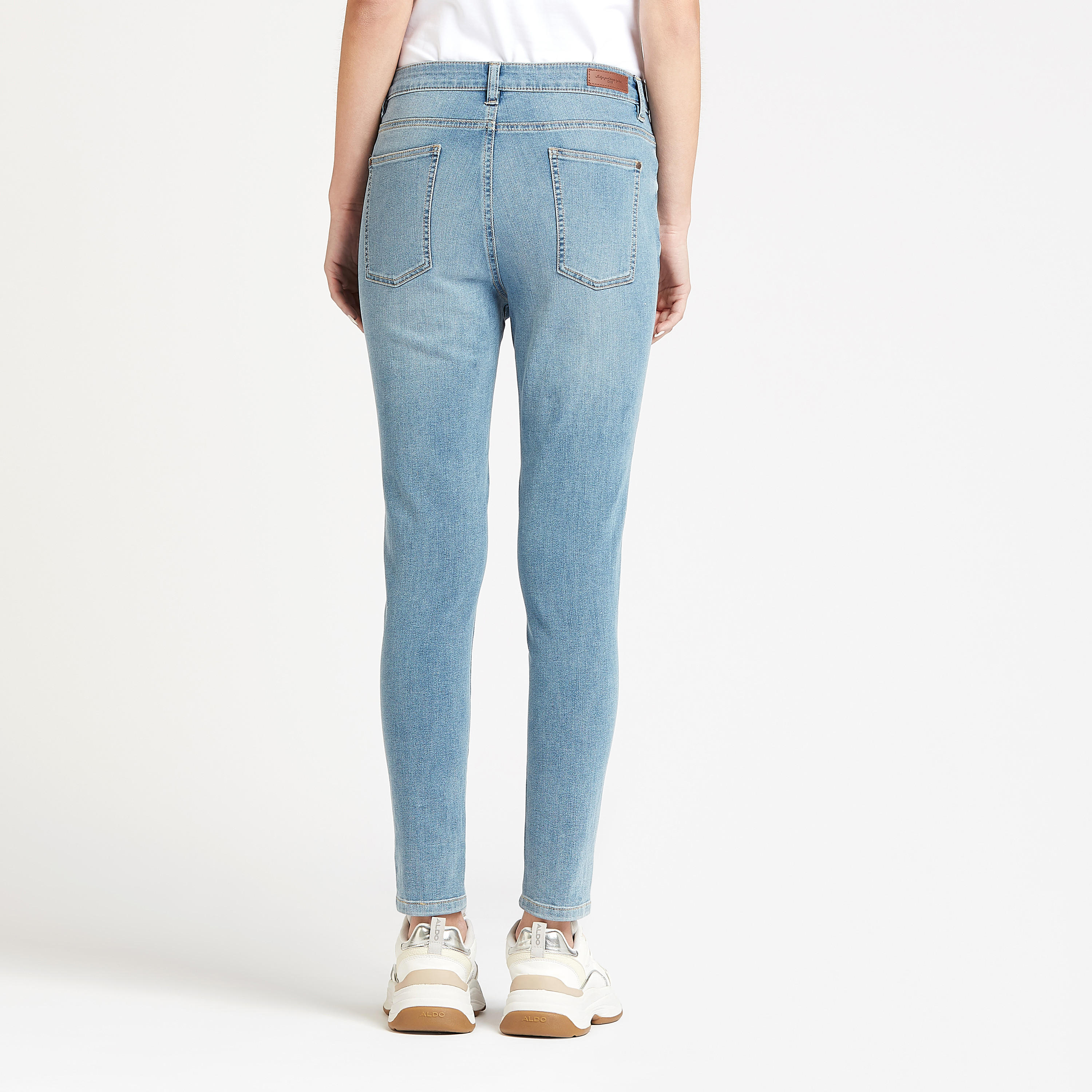 بنطلون جينز سادة بجيوب وعراوي-women-clothing-bottoms-jeans-image-1