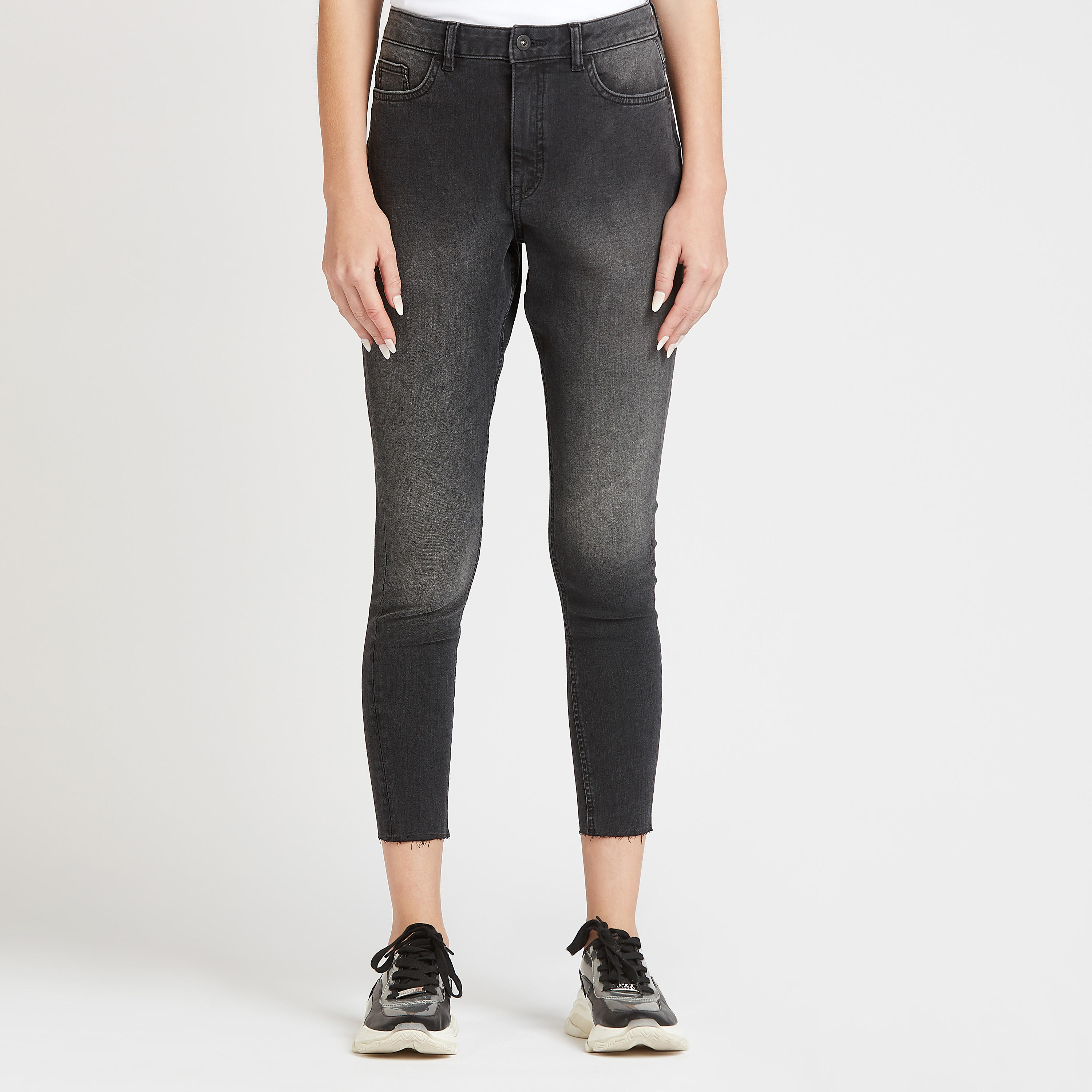 بنطلون جينز قصير سادة بتفاصيل جيوب وعراوي حزام-women-clothing-bottoms-jeans-image-1