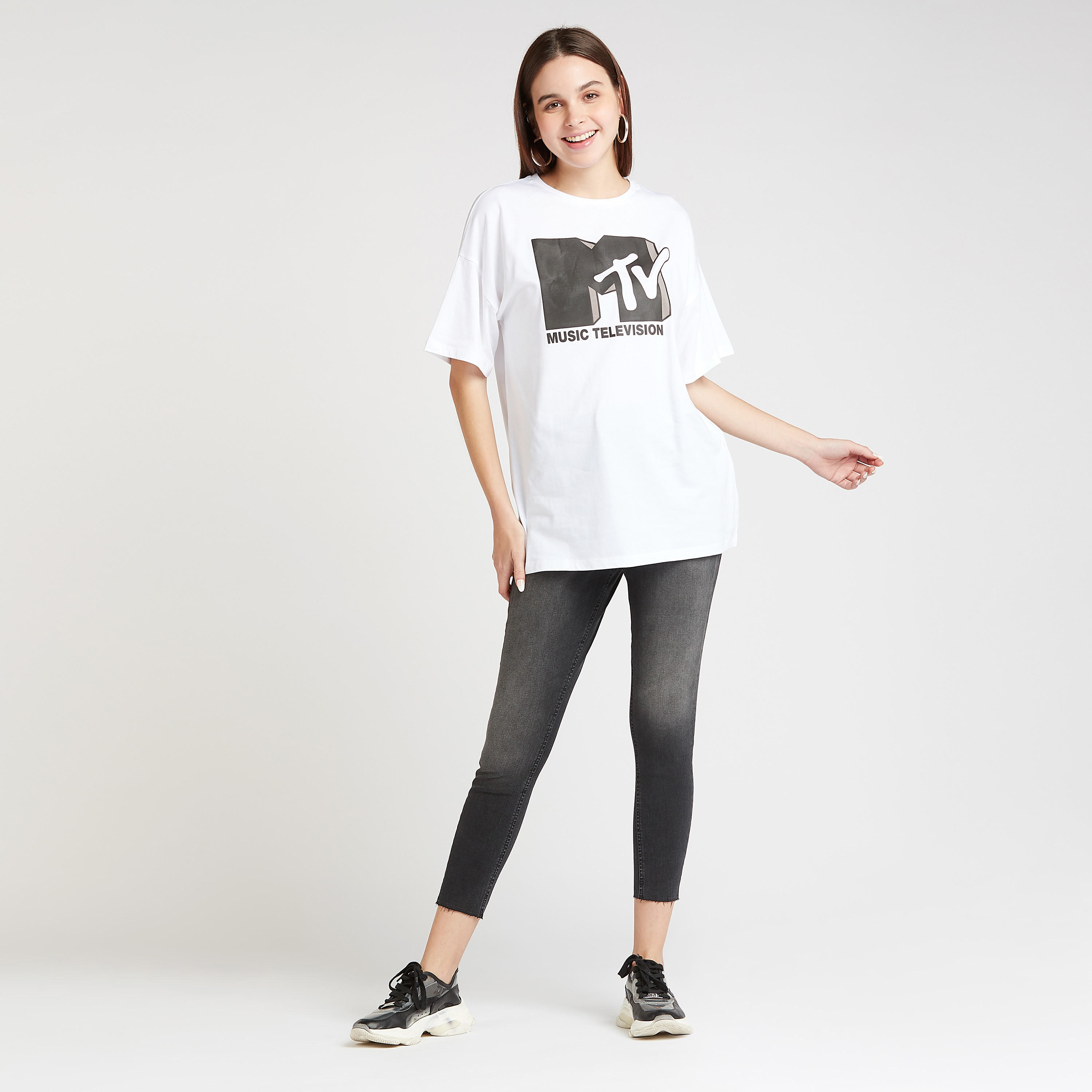 بنطلون جينز قصير سادة بتفاصيل جيوب وعراوي حزام-women-clothing-bottoms-jeans-image-2