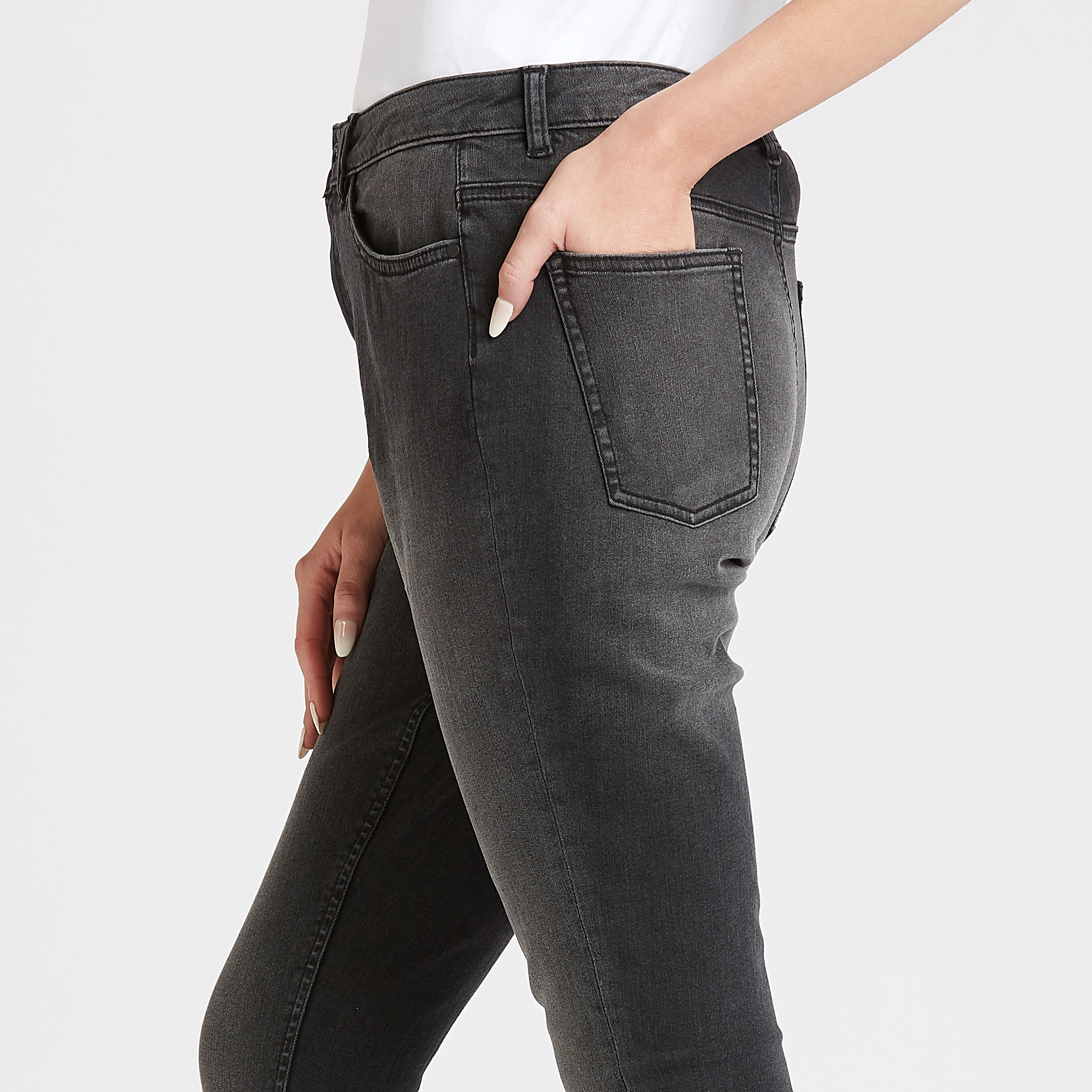 بنطلون جينز قصير سادة بتفاصيل جيوب وعراوي حزام-women-clothing-bottoms-jeans-image-3
