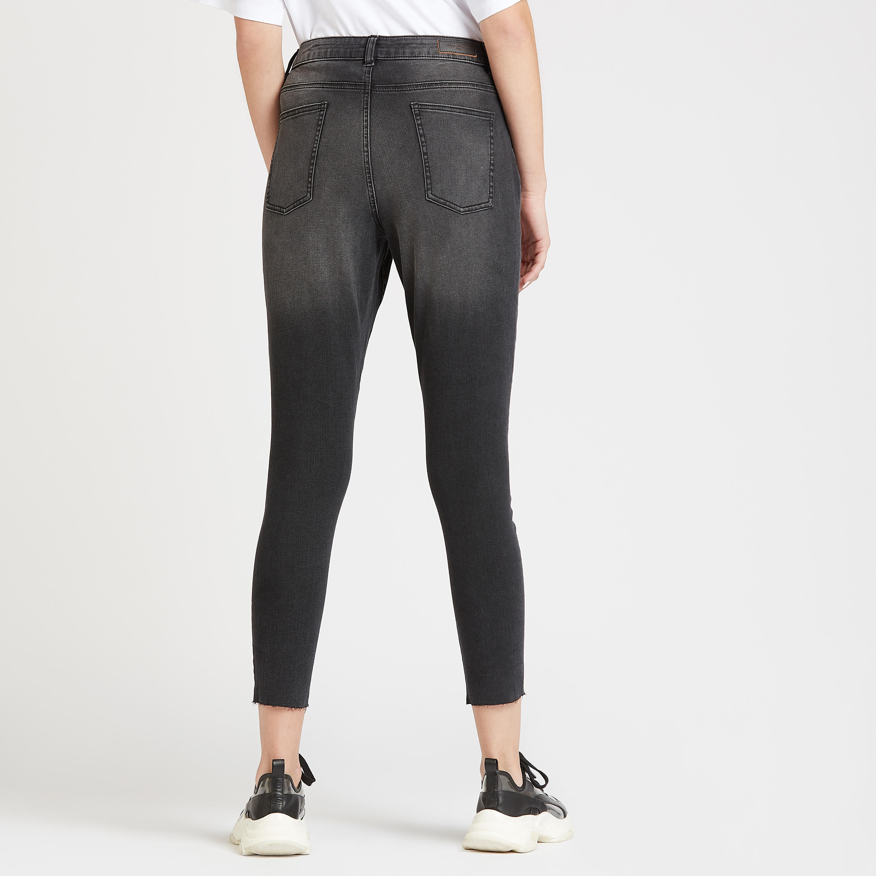 بنطلون جينز قصير سادة بتفاصيل جيوب وعراوي حزام-women-clothing-bottoms-jeans-image-4