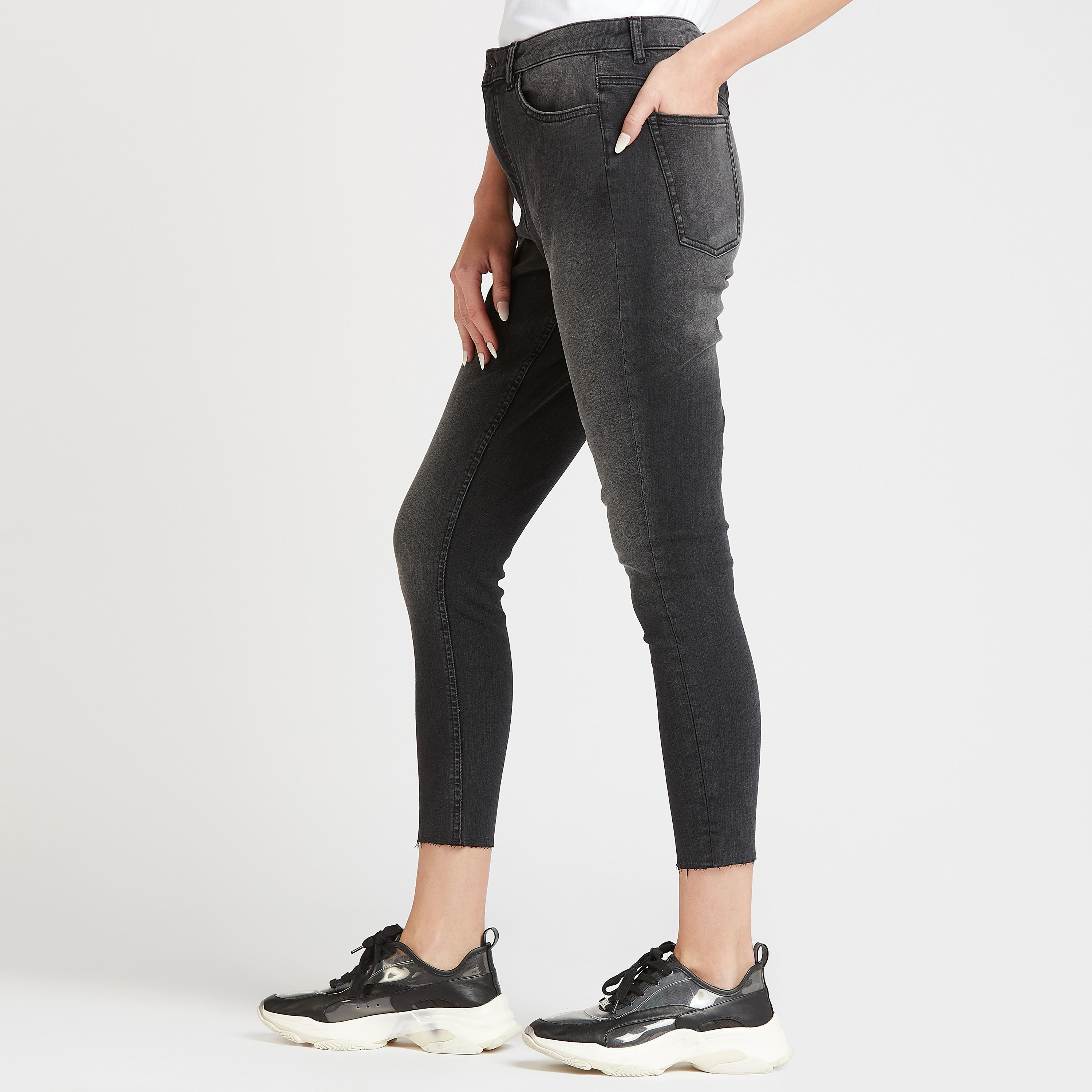 بنطلون جينز قصير سادة بتفاصيل جيوب وعراوي حزام-women-clothing-bottoms-jeans-image-5