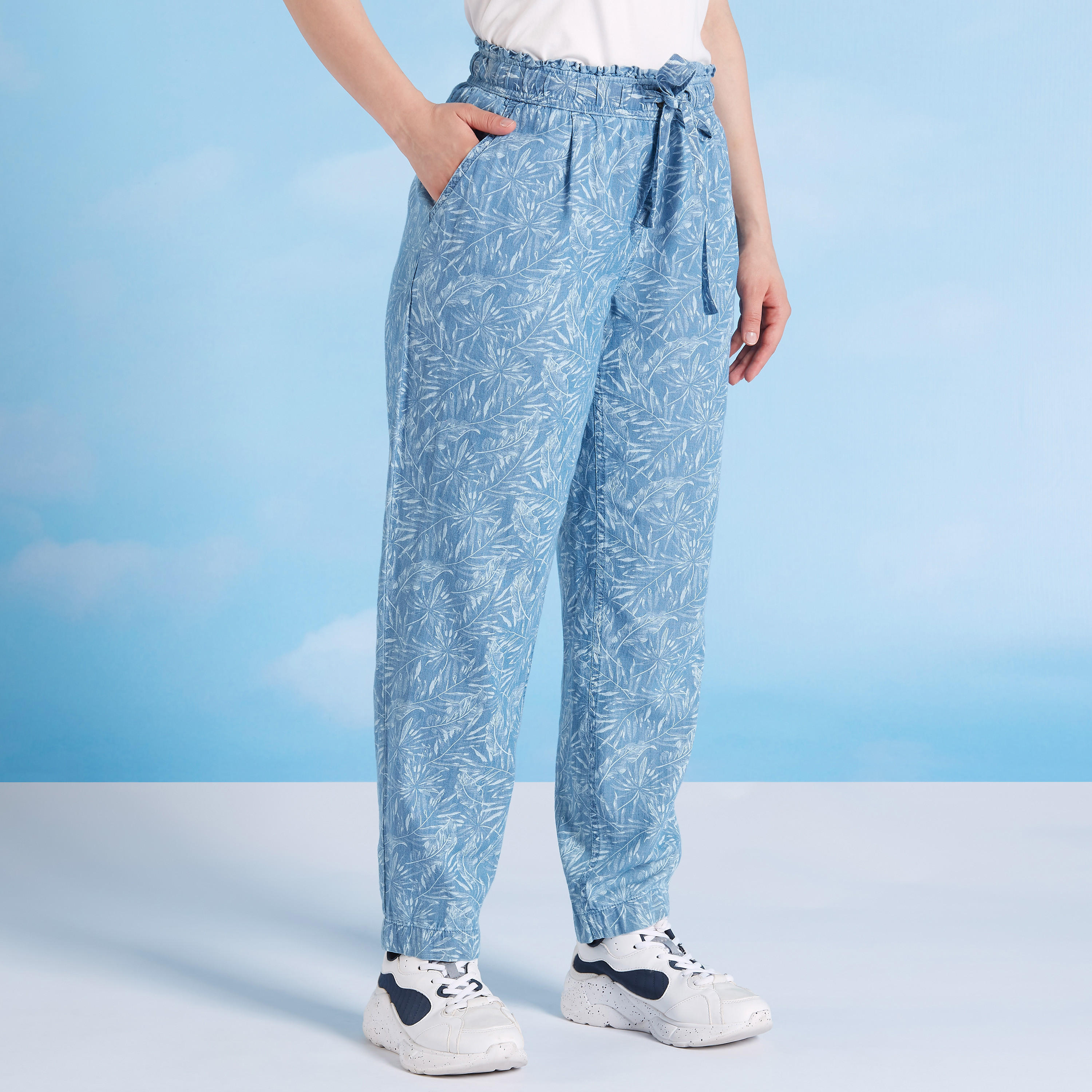 بنطلون دنيم سكيني بخصر متوسّط الارتفاع وطبعات وتفاصيل ورباط-women-clothing-bottoms-trousers-image-1
