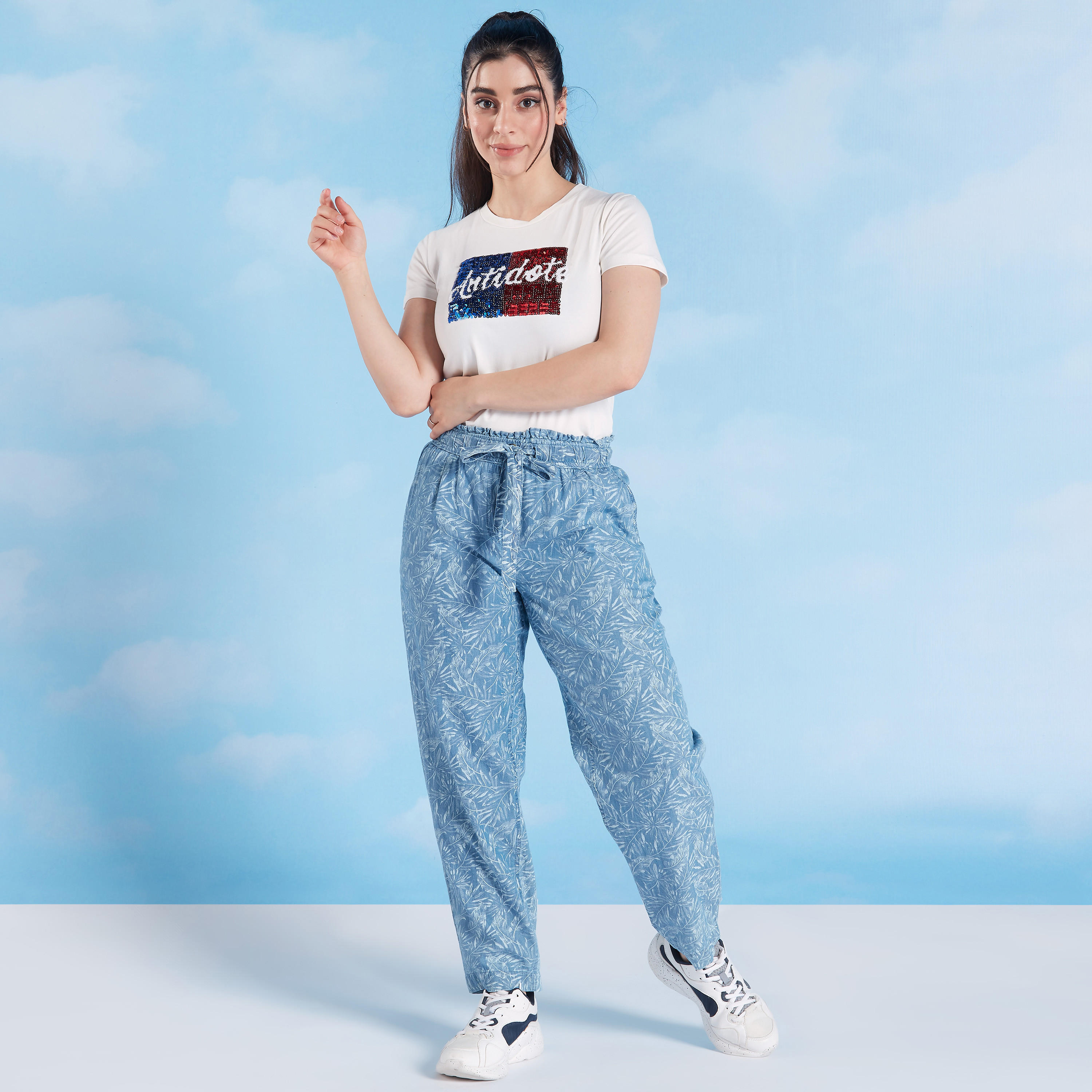 بنطلون دنيم سكيني بخصر متوسّط الارتفاع وطبعات وتفاصيل ورباط-women-clothing-bottoms-trousers-image-2
