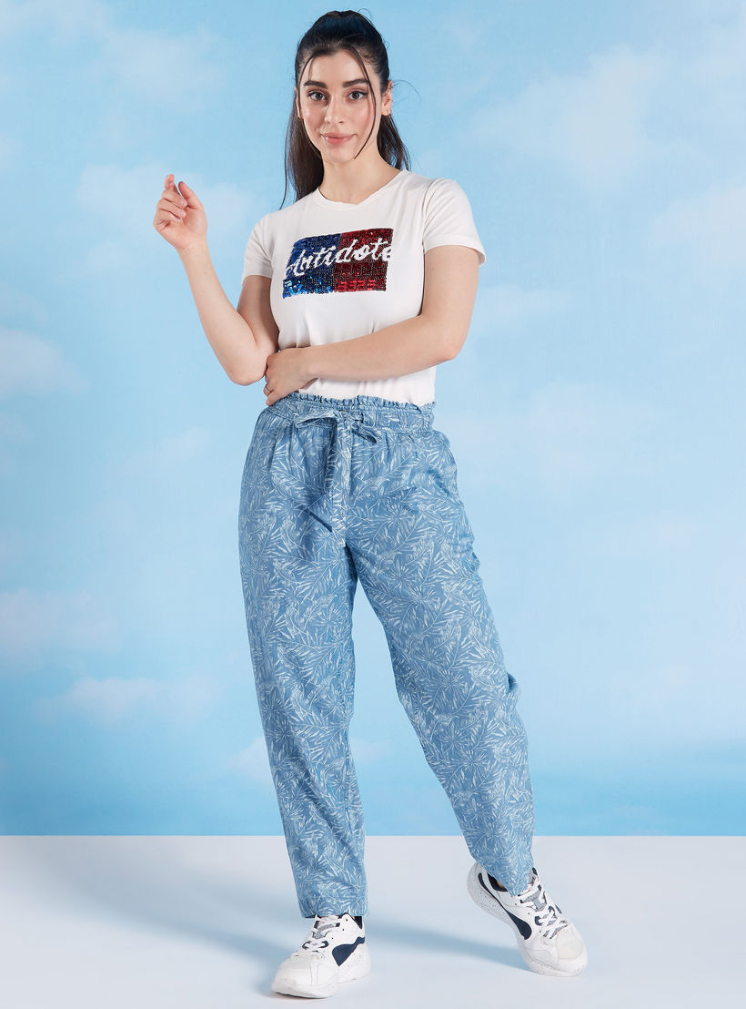 بنطلون دنيم سكيني بخصر متوسّط الارتفاع وطبعات وتفاصيل ورباط-women-clothing-bottoms-trousers-image-2