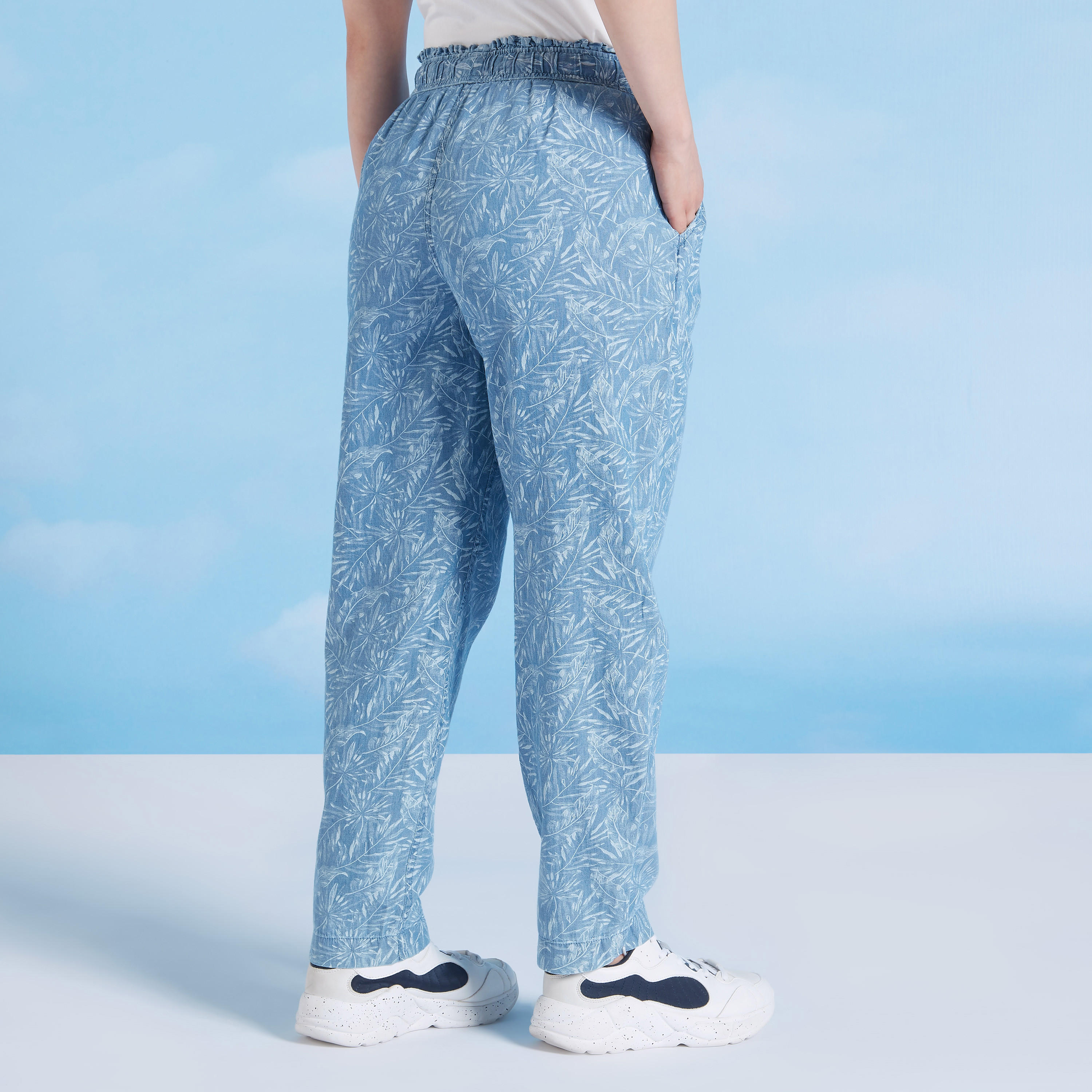 بنطلون دنيم سكيني بخصر متوسّط الارتفاع وطبعات وتفاصيل ورباط-women-clothing-bottoms-trousers-image-4