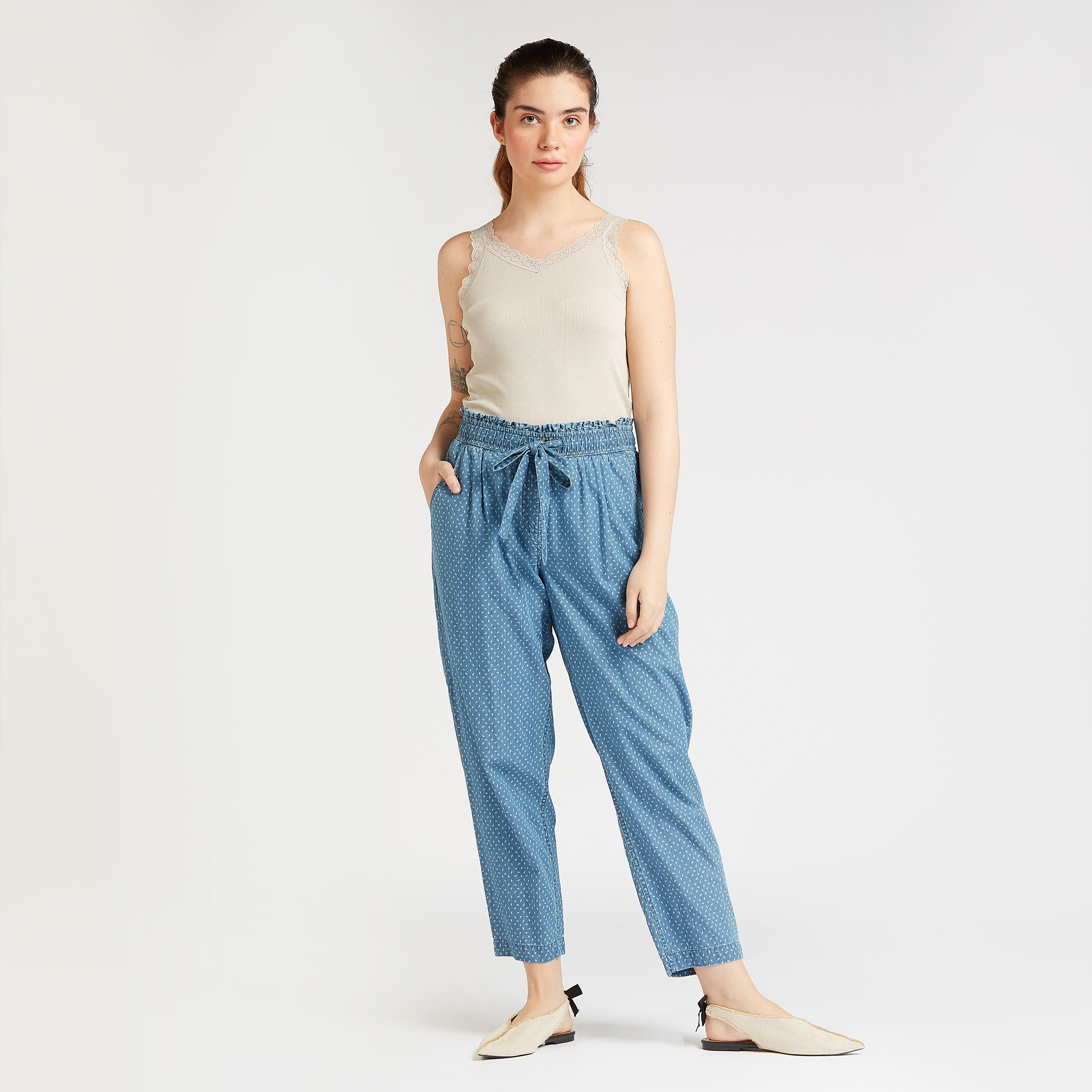 بنطلون دنيم سكيني بخصر متوسّط الارتفاع وطبعات وتفاصيل جيوب ورباط-women-clothing-bottoms-trousers-image-2