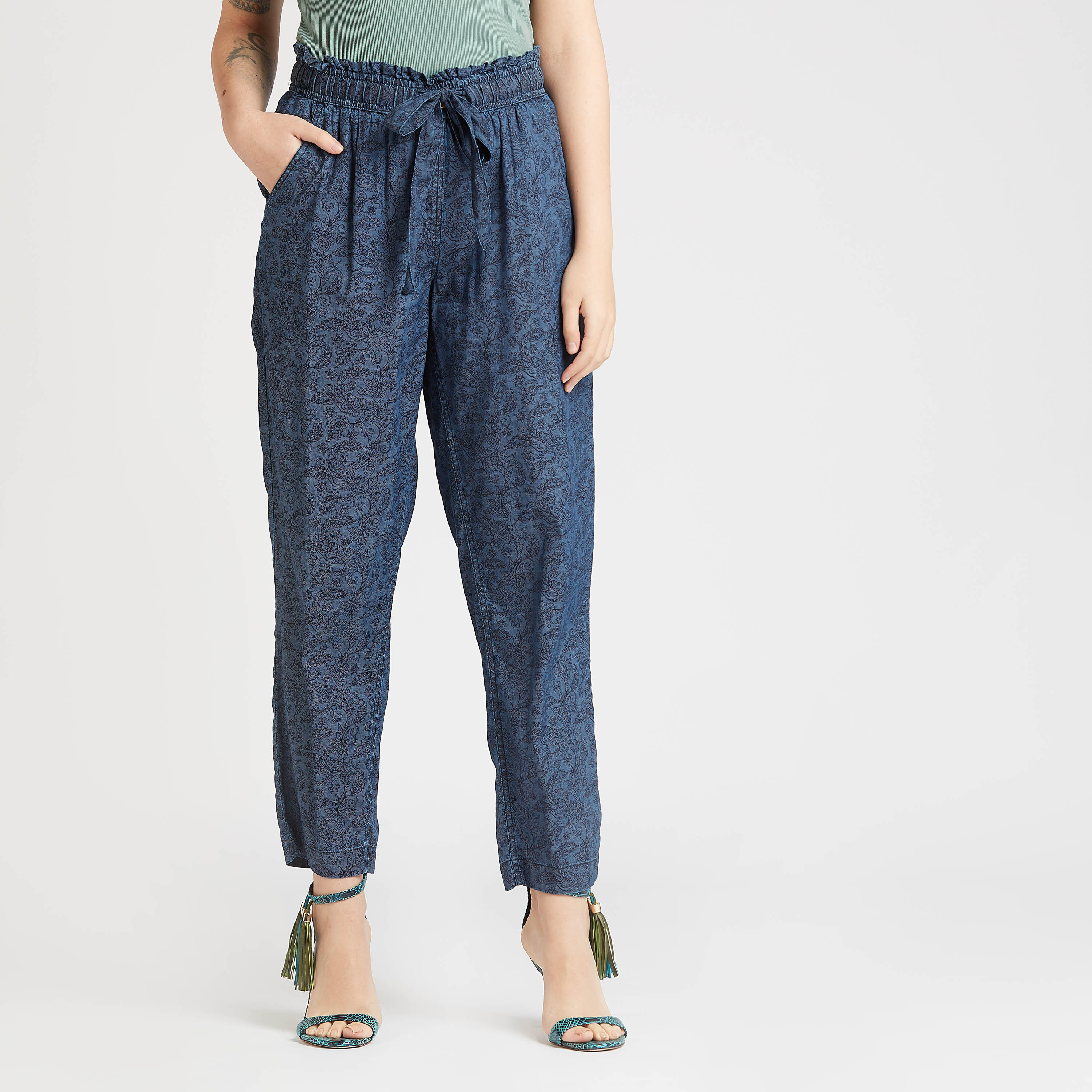 بنطلون قصير سكيني بخصر متوسّط الإرتفاع بطبعات وتفاصيل جيوب وأربطة-women-clothing-bottoms-trousers-image-1