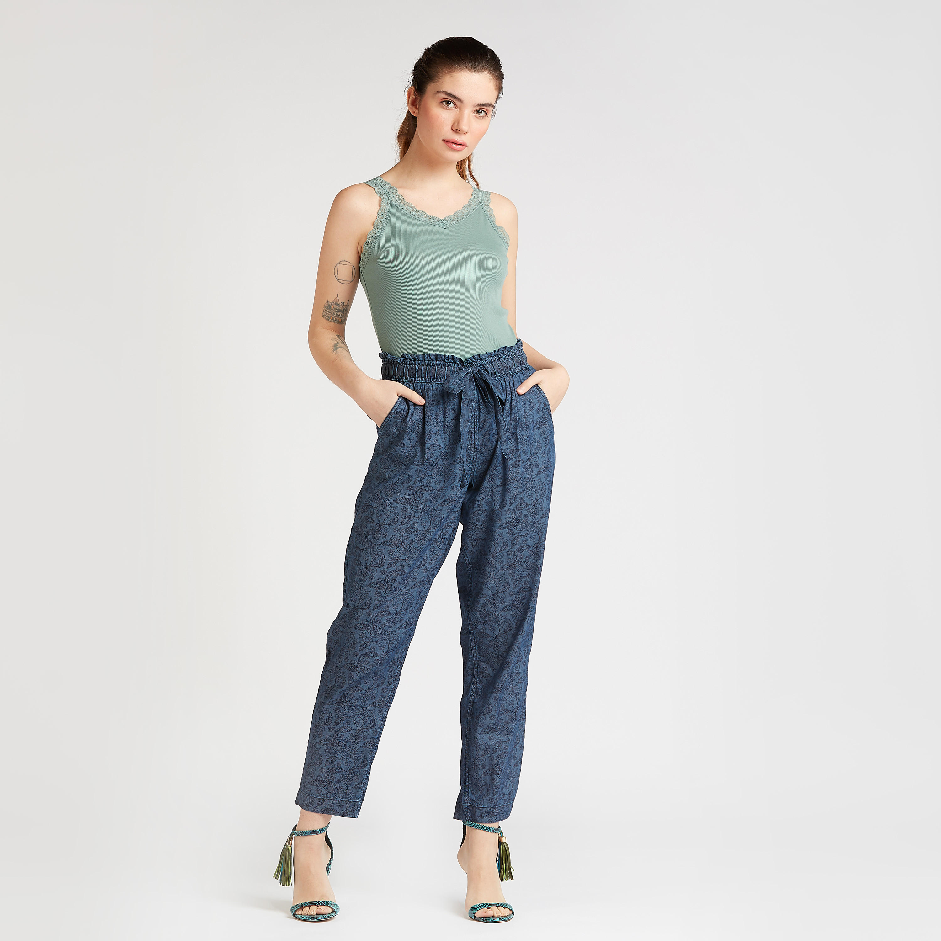 بنطلون قصير سكيني بخصر متوسّط الإرتفاع بطبعات وتفاصيل جيوب وأربطة-women-clothing-bottoms-trousers-image-2