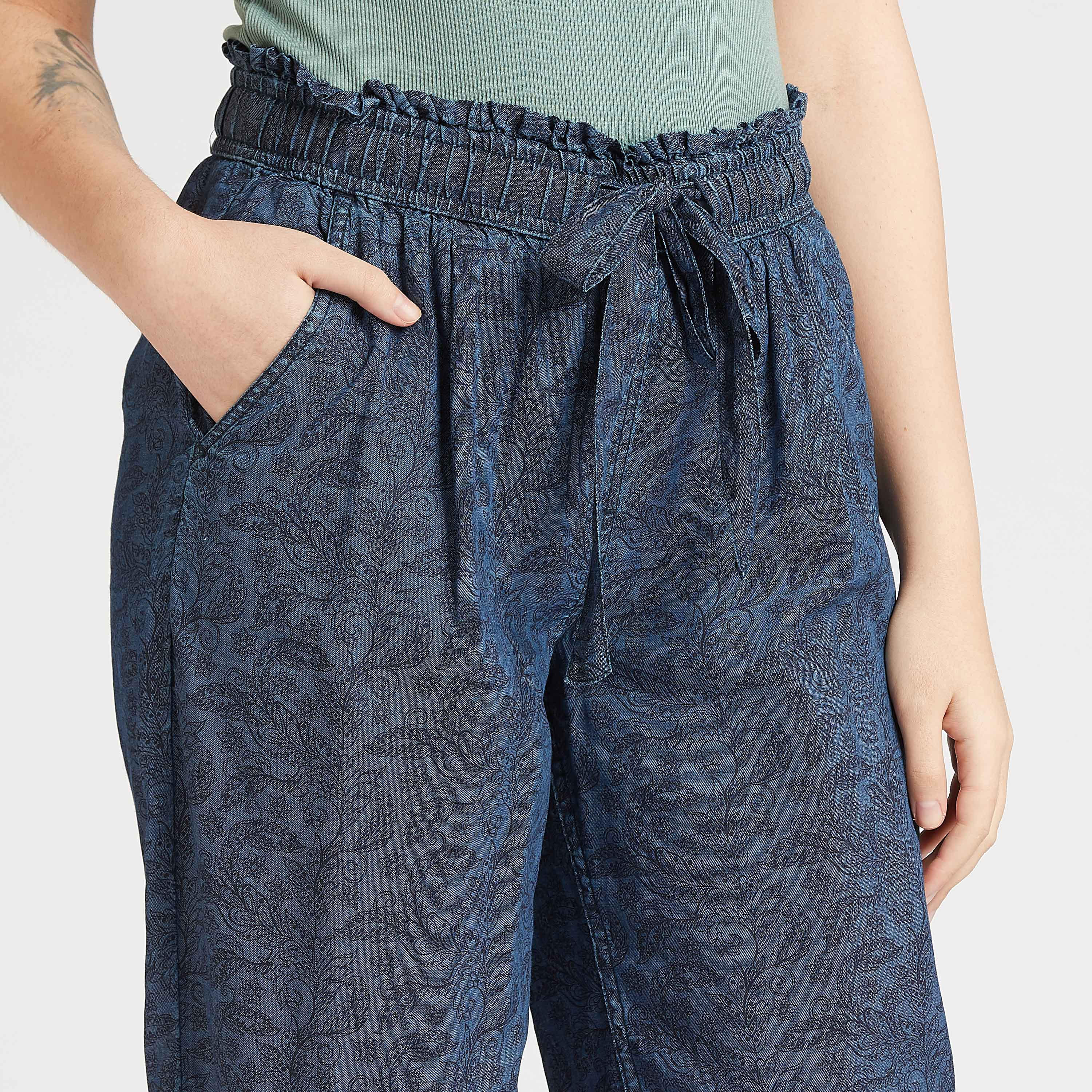 بنطلون قصير سكيني بخصر متوسّط الإرتفاع بطبعات وتفاصيل جيوب وأربطة-women-clothing-bottoms-trousers-image-3