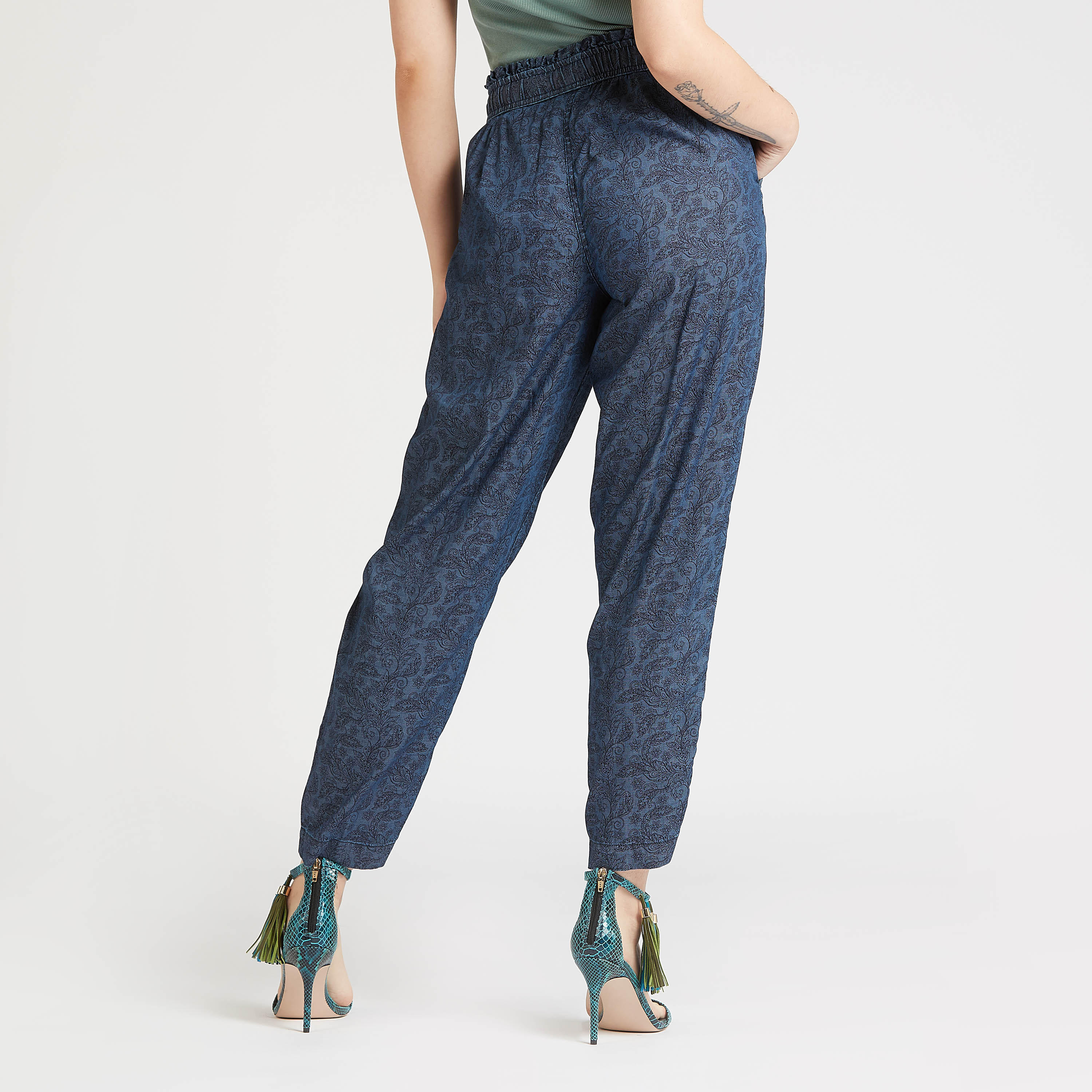 بنطلون قصير سكيني بخصر متوسّط الإرتفاع بطبعات وتفاصيل جيوب وأربطة-women-clothing-bottoms-trousers-image-4