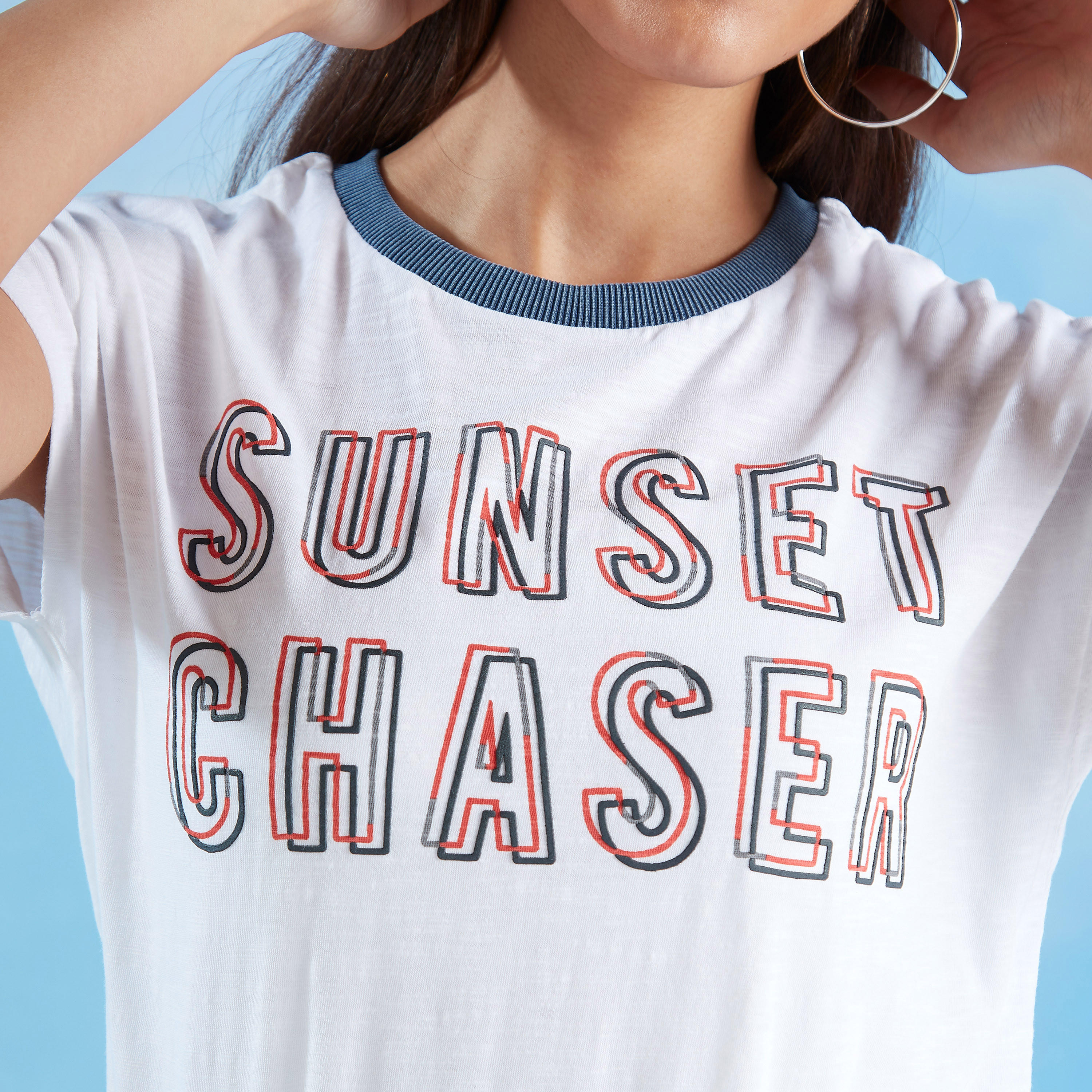 تيشيرت بياقة ضيّقة وأكمام قصيرة وطبعات تايبوجرافيك-women-clothing-tshirts-image-3