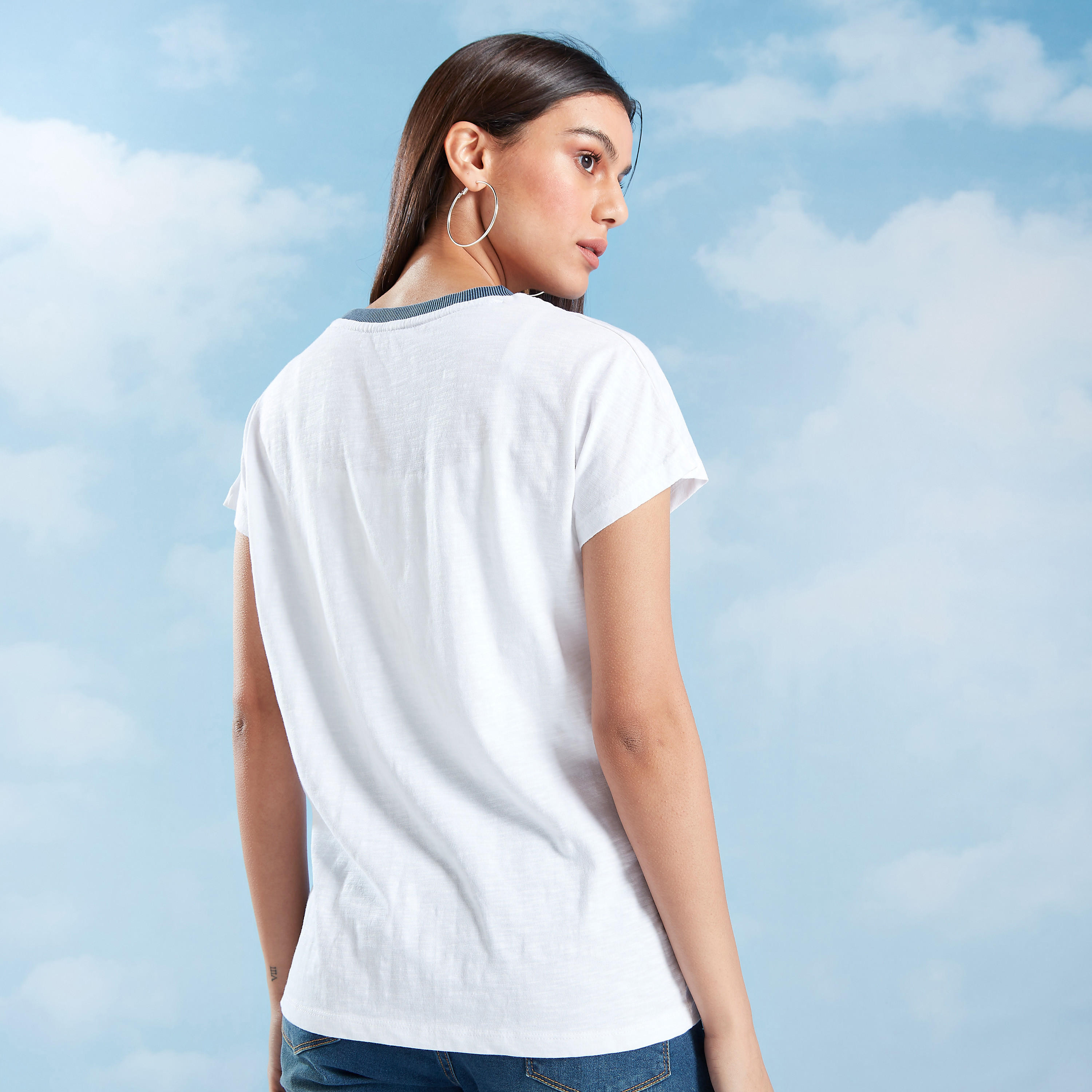 تيشيرت بياقة ضيّقة وأكمام قصيرة وطبعات تايبوجرافيك-women-clothing-tshirts-image-4